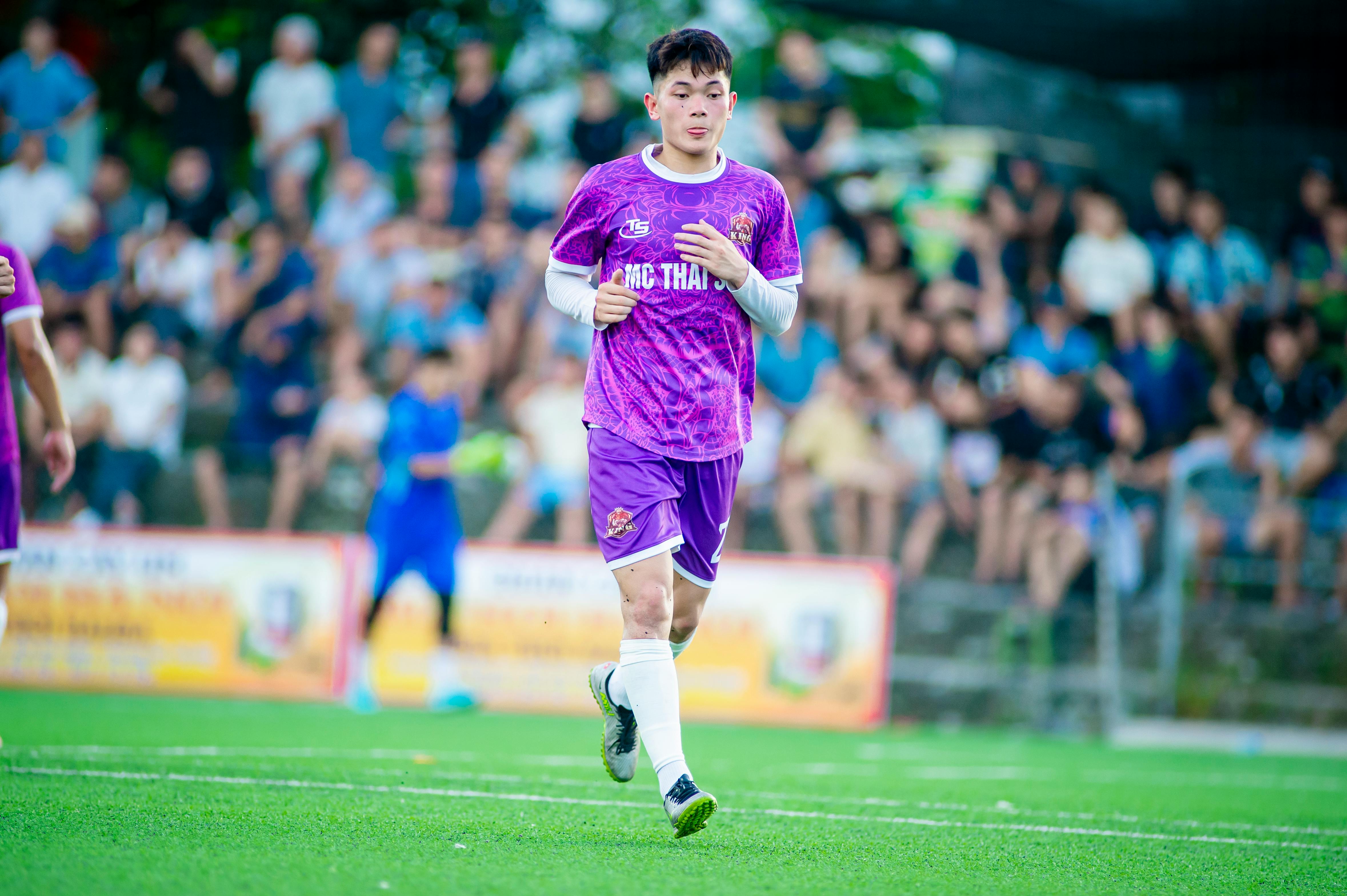 gratis Een jonge voetballer in actie tijdens een lokale wedstrijd in Hà Nội, Vietnam. Stockfoto