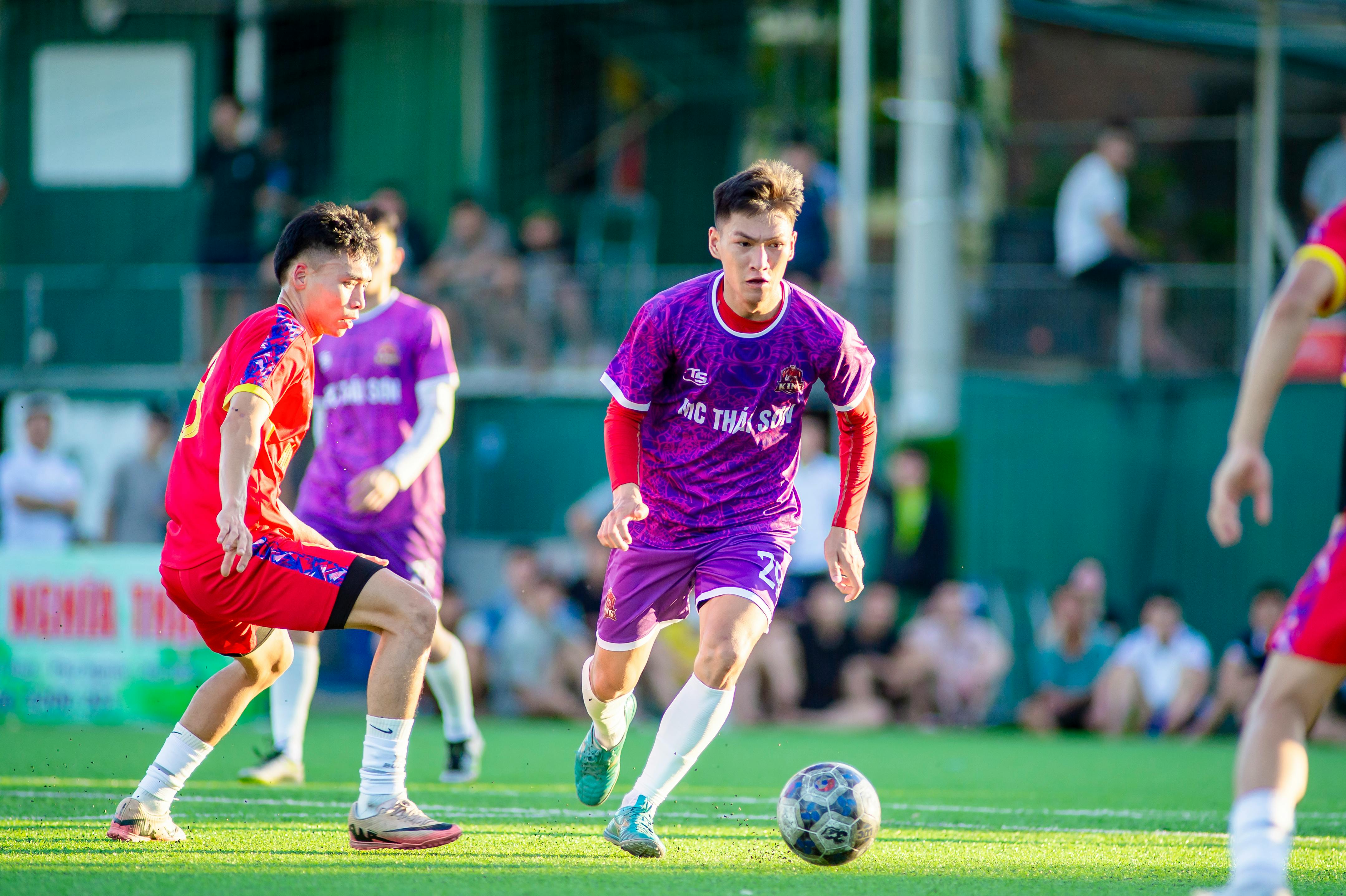gratis Dynamische actiescène van een jeugdvoetbalwedstrijd in Hà Nội, waarin competitieve geest en teamwerk centraal staan. Stockfoto