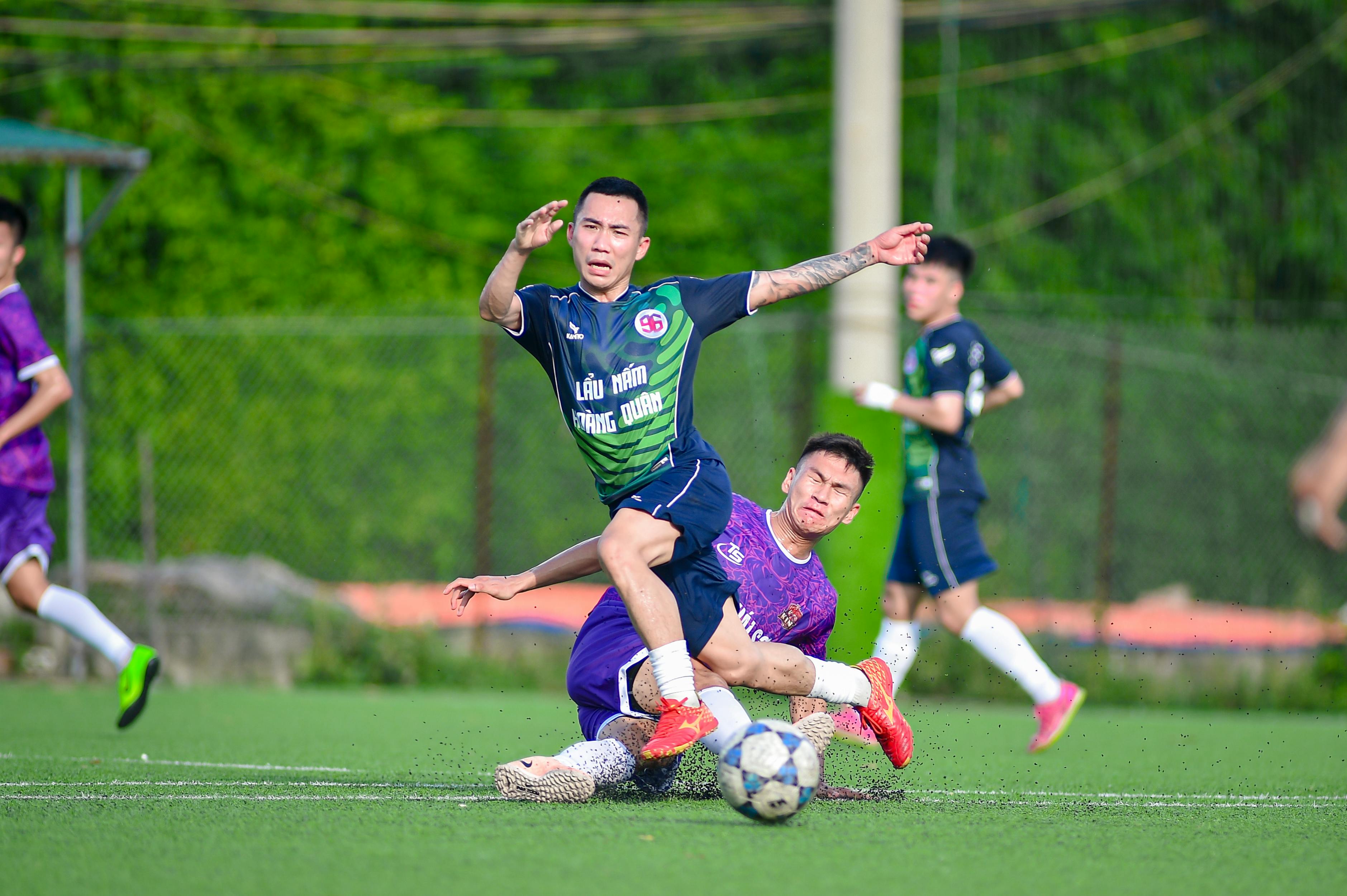 ingyenes Intenzív helyi futballmérkőzés Hanoiban, ahol fiatal játékosok küzdenek a labdáért. Stockfotó