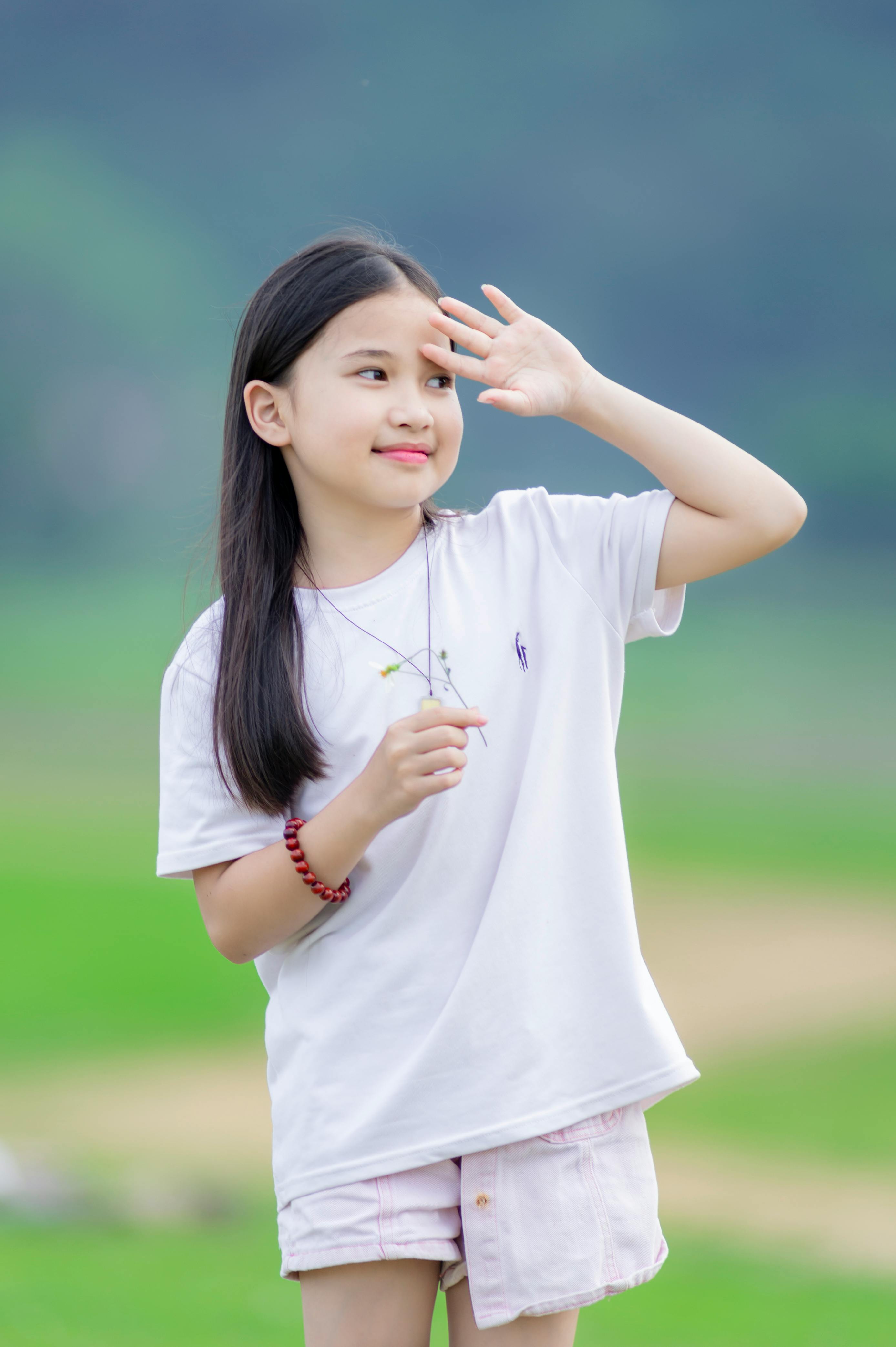 Gratuit Portretul fermecător al unei fete tinere care se bucură de o zi însorită în Hà Nội, Vietnam. Fotografie de stoc