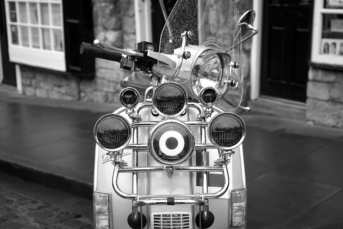 免费 踏板摩托车的灰度照片 素材图片
