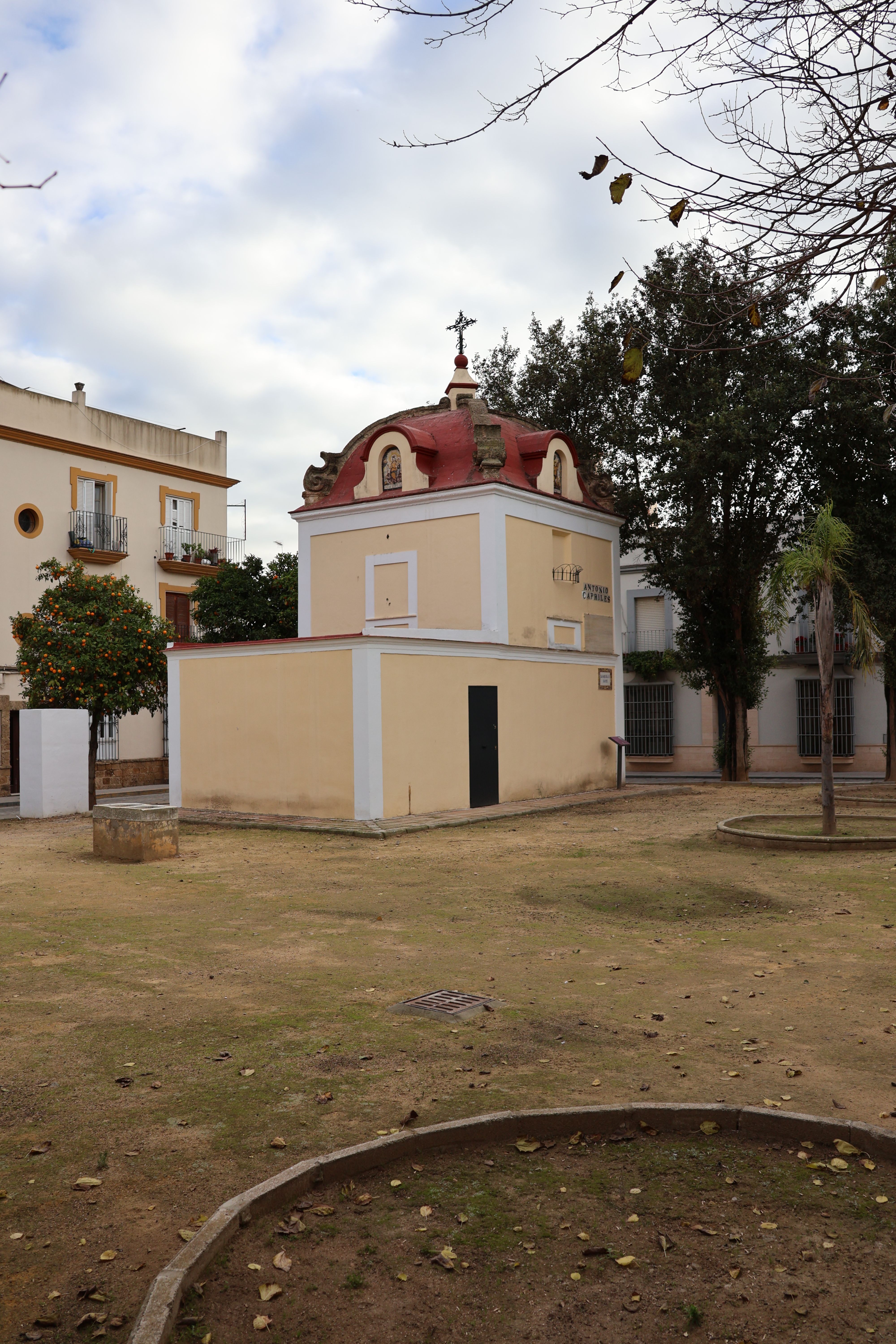 Fotomural Encantador edificio histórico en Puerto Real, Andalucía, que muestra una arquitectura única.