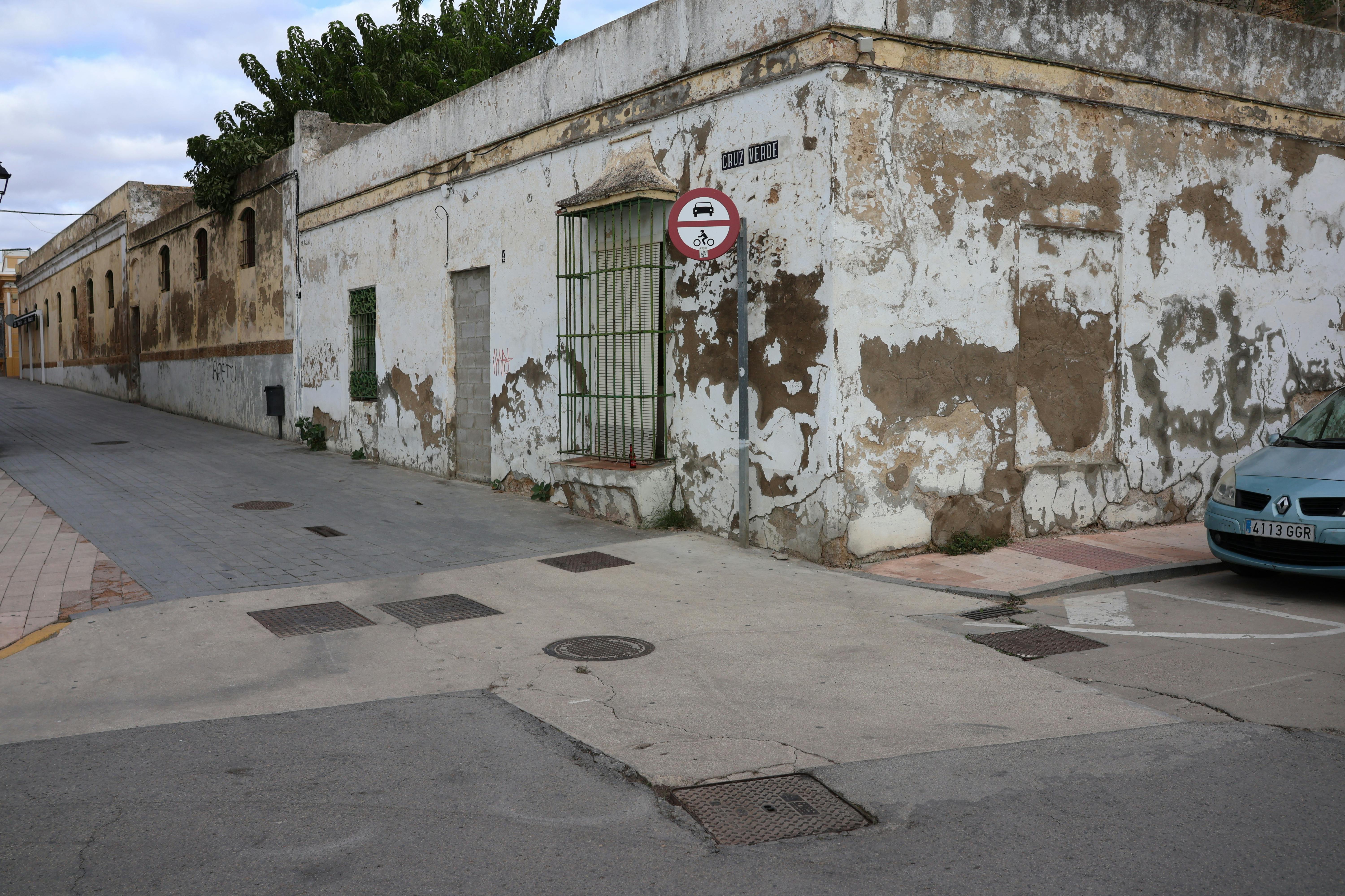 deteriorada fachada del hospital