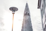 冬季天空下，哈尔格里姆斯基亚教堂的塔楼展现了现代建筑的风格