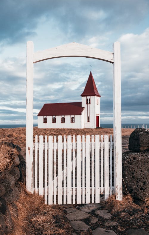 Foto Da Igreja De Madeira Branca Durante O Dia