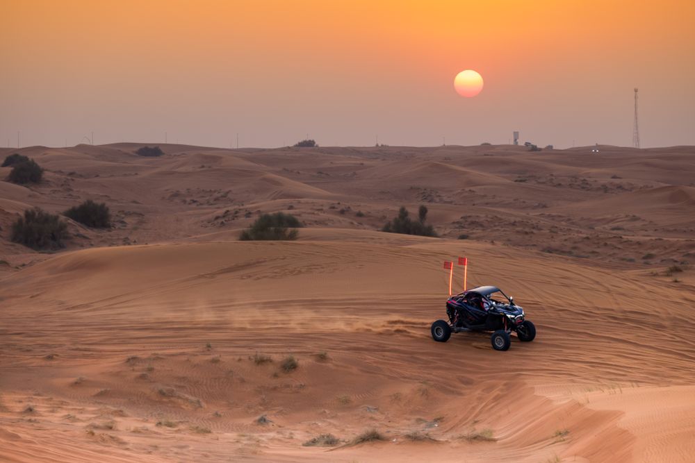 Buggy au coucher du soleil dans les dunes