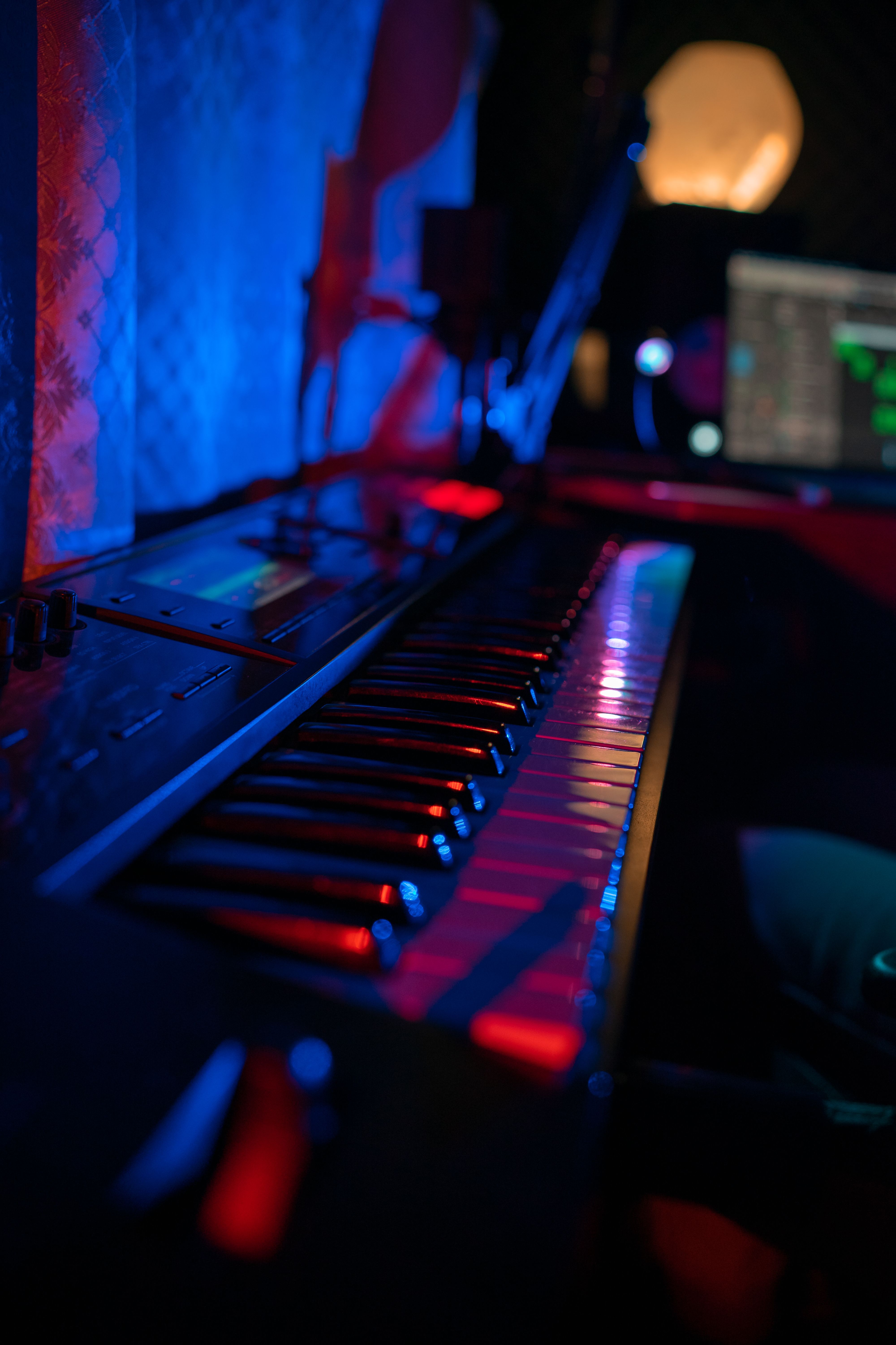 Keyboard biểu diễn với ánh sáng sân khấu hiện đại