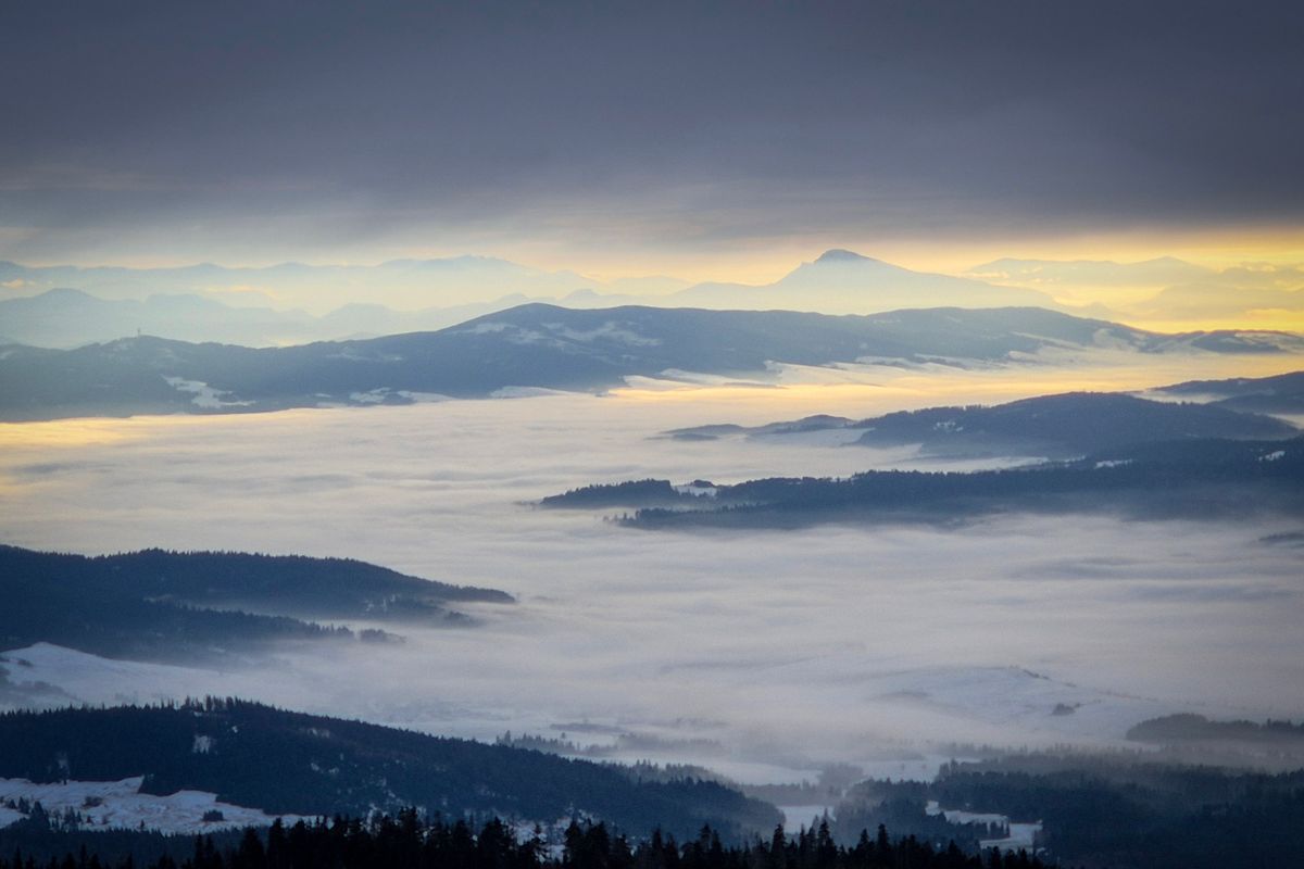Straturi de ceata peste o vale la rasarit, cu creste deasupra