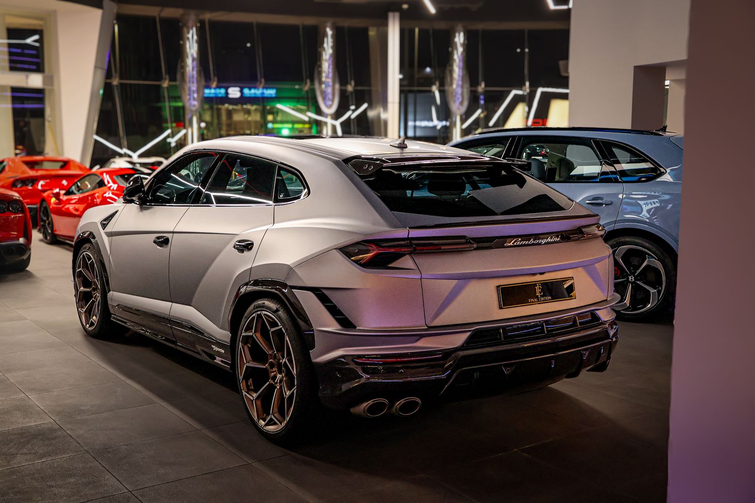 Showroom automobile premium avec véhicule présenté dans un environnement élégant