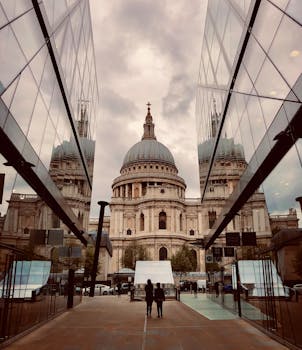 伦敦圣保罗大教堂的景色令人惊叹，与现代玻璃建筑相呼应