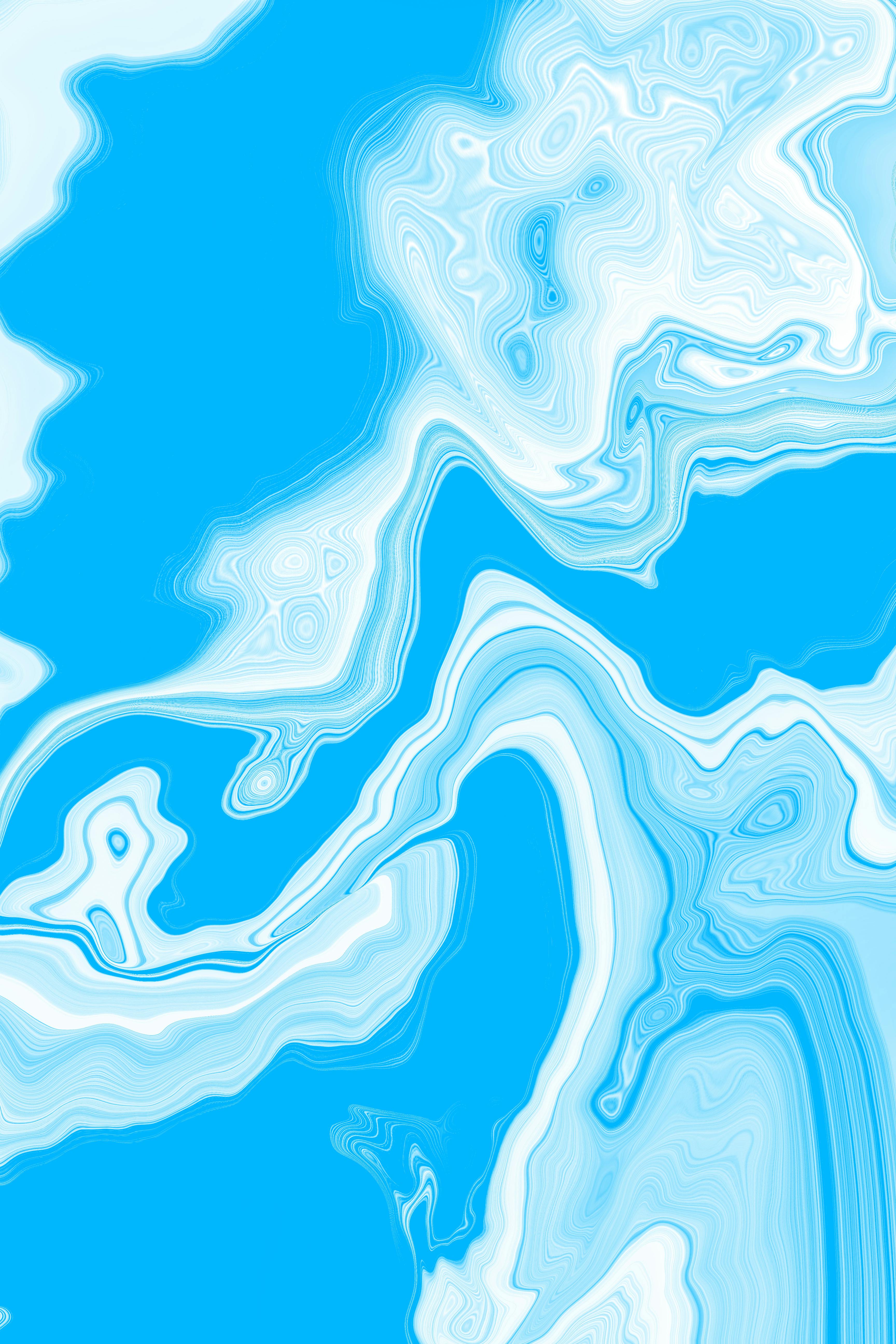 무료 선명한 파란색과 흰색의 소용돌이가 흐르는 유동적인 추상 패턴으로 대리석 효과를 만들어냅니다. 스톡 사진