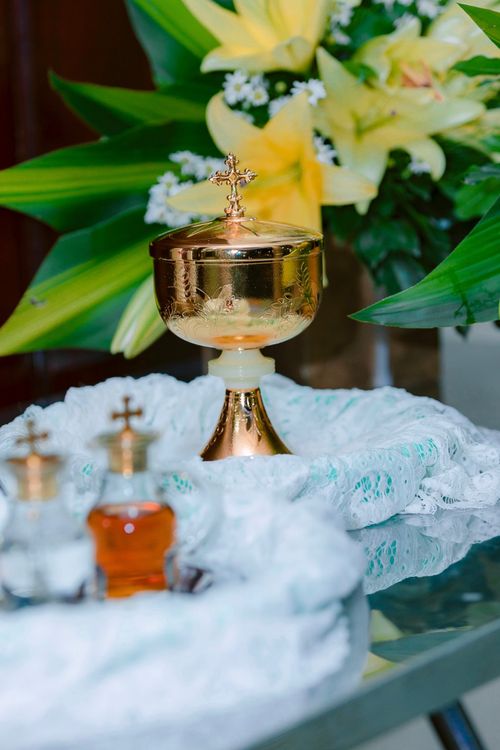 Free Gold chalice with floral backdrop, perfect for religious ceremonies and symbolic events. Stock Photo