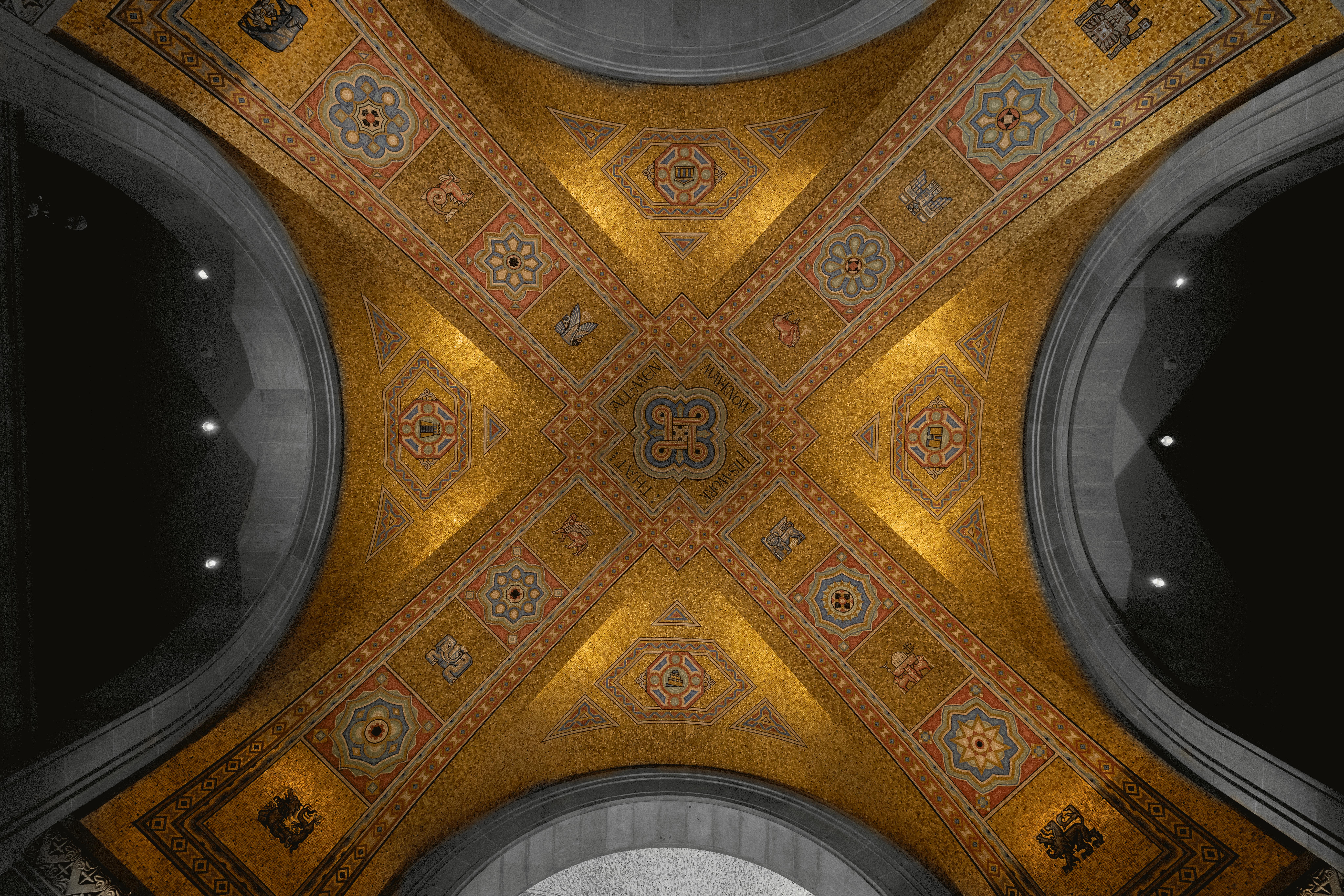 Ilmainen Monimutkaisia ​​geometrisia kuvioita symmetrisessä kultaisessa arkkitehtonisessa katossa. Kuvapankkikuva