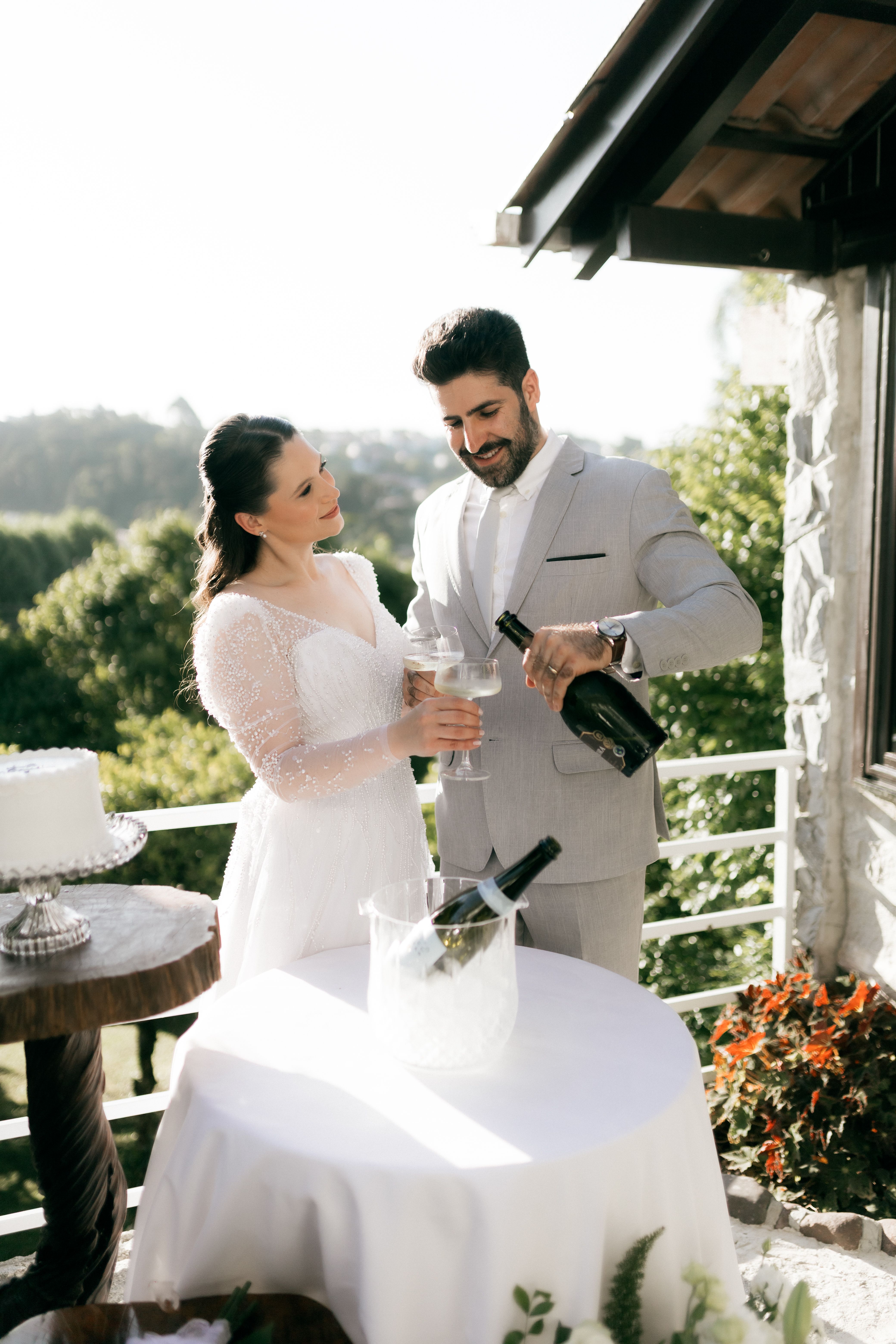 Pareja brindando con copas de espumante durante la recepción de su boda