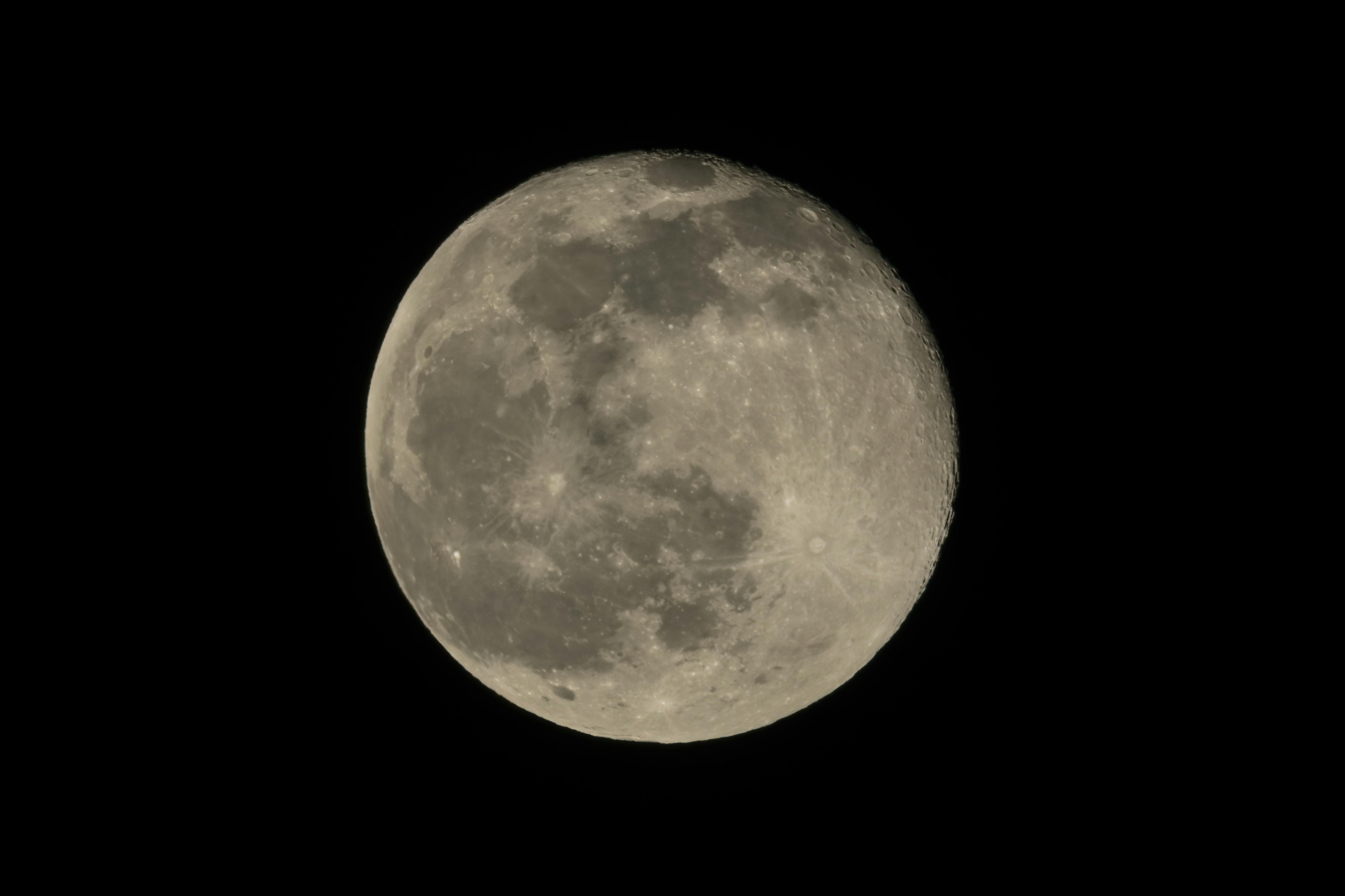 ingyenes Nagy felbontású kép a teliholdról látható kráterekkel és részletekkel. Stockfotó