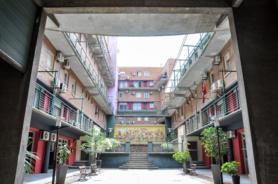 Balkon z zieloną ścianą roślin ograniczającą dopływ hałasu ulicznego