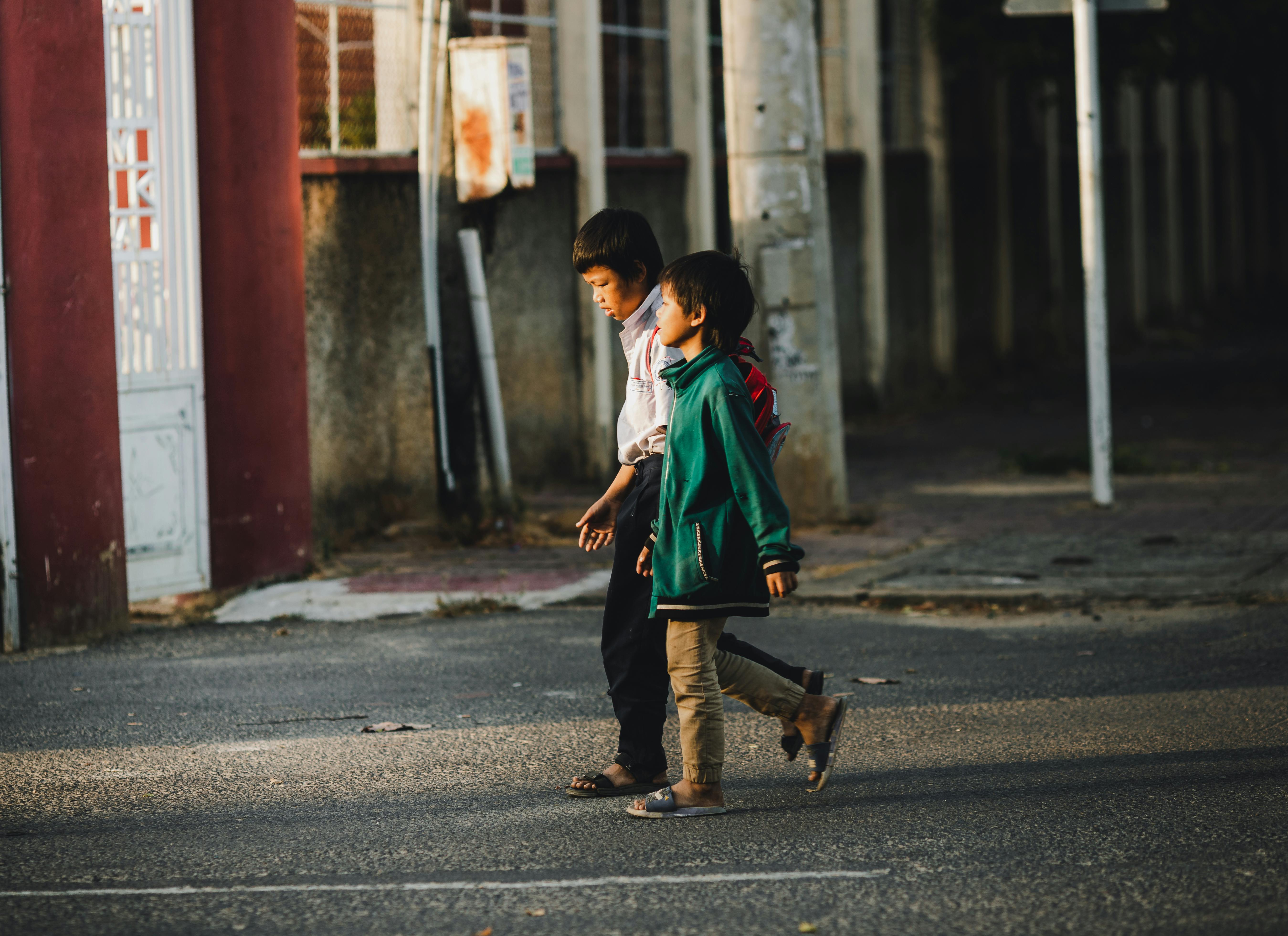 Publicidade local em rua movimentada, ilustrando o impacto das tecnologias de segmentação na mensuração de resultados.