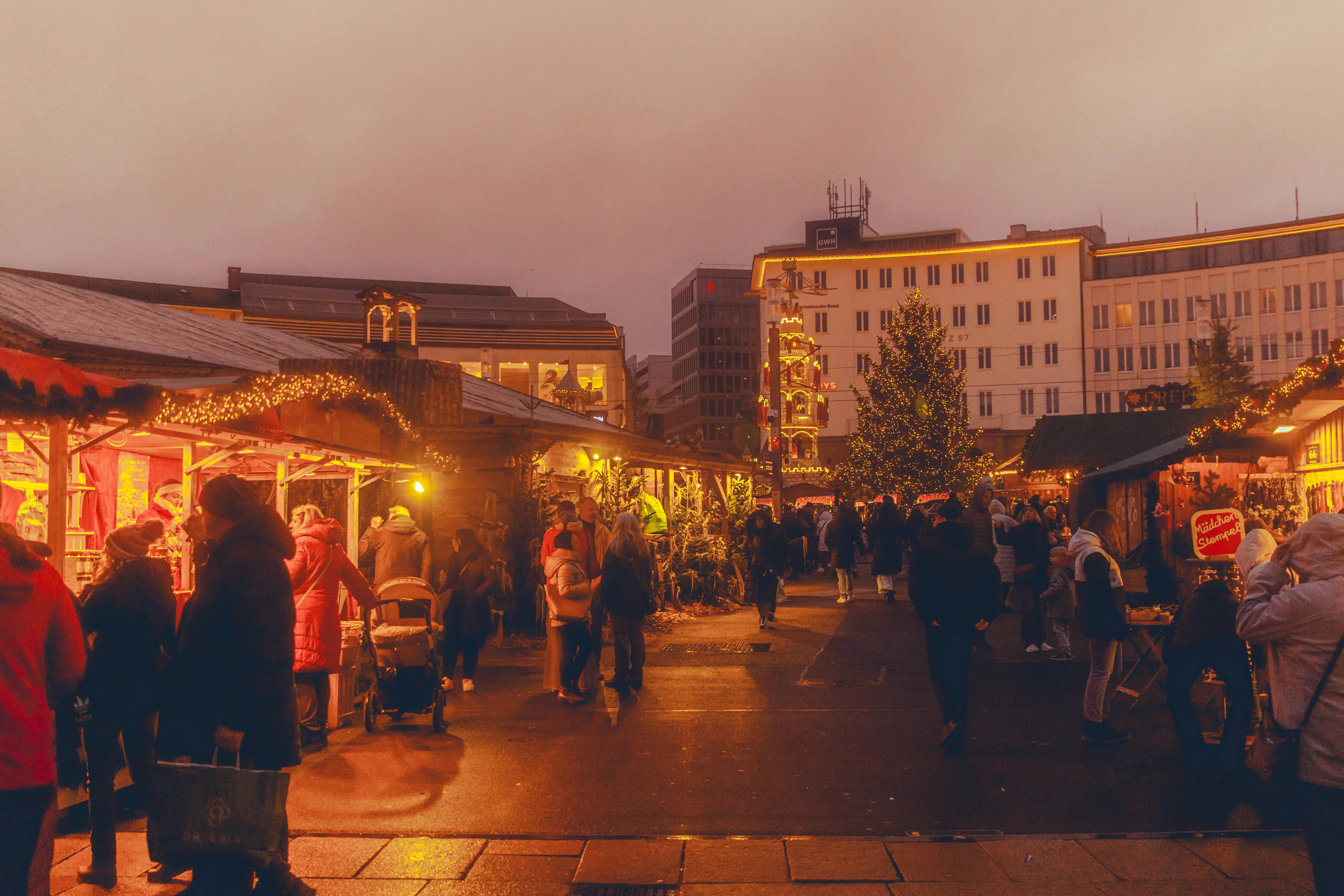 高雄聖誕生活節匯集強大表演陣容 陳其邁攜手百貨業者拚消費熱潮