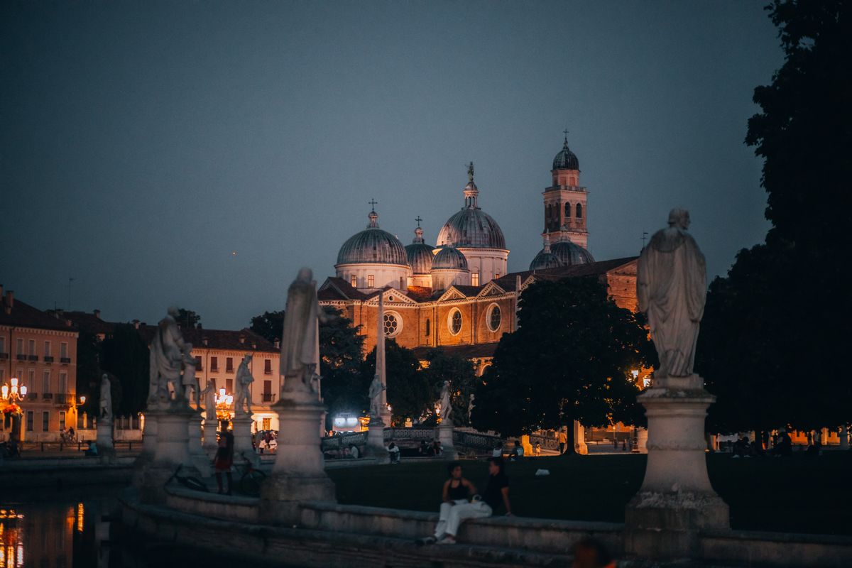 Prato della Valle noaptea, cu statuile ei aliniate pe canal