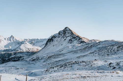 Free A pristine snow-covered mountain landscape with clear blue skies during winter. Stock Photo