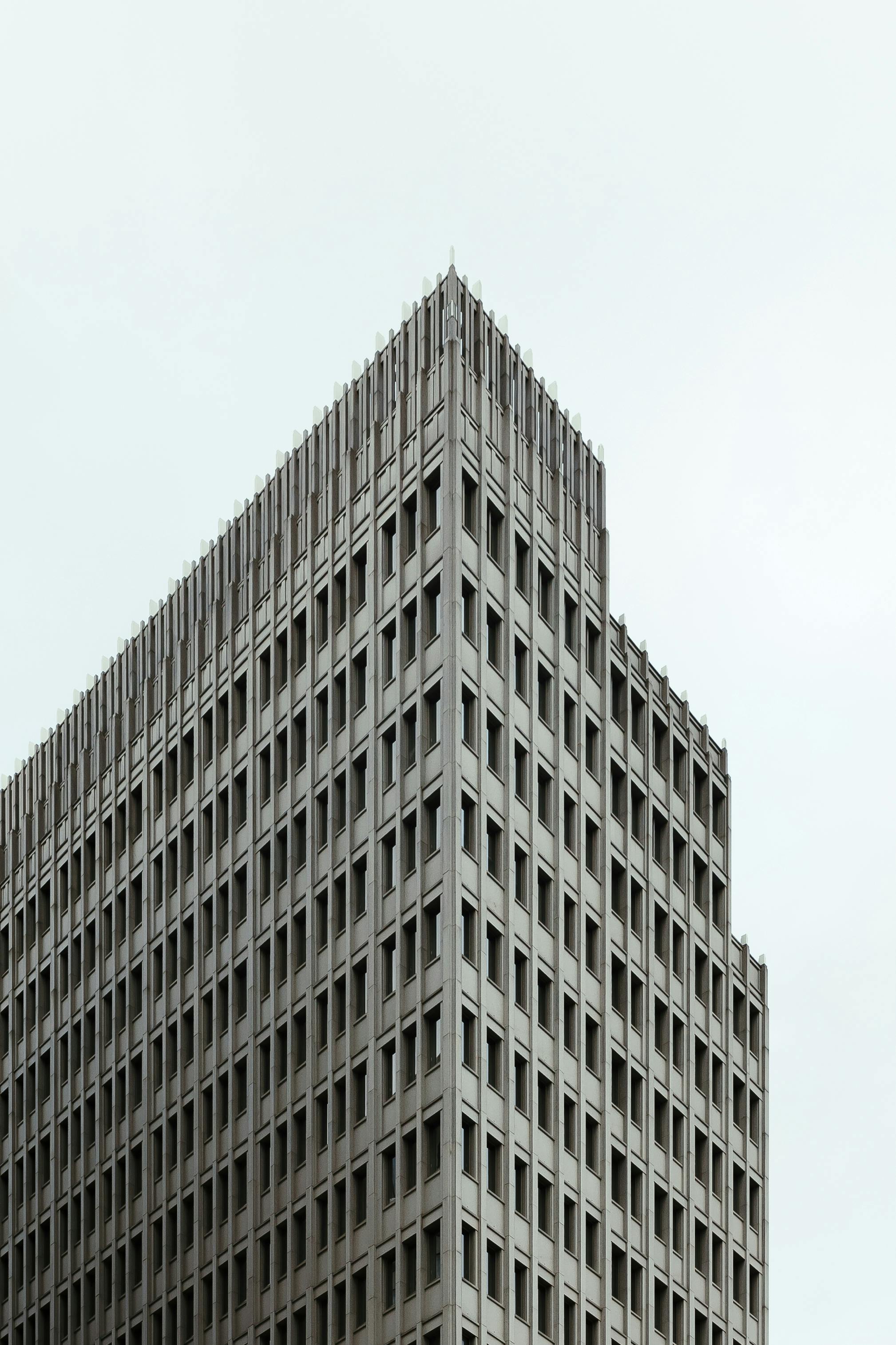 Kostenlos Eckansicht eines modernen Hochhauses in Berlin, Deutschland, die architektonische Details zeigt. Stock-Foto