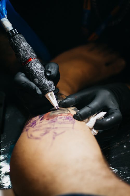 Pessoa Tatuando O Pé Esquerdo