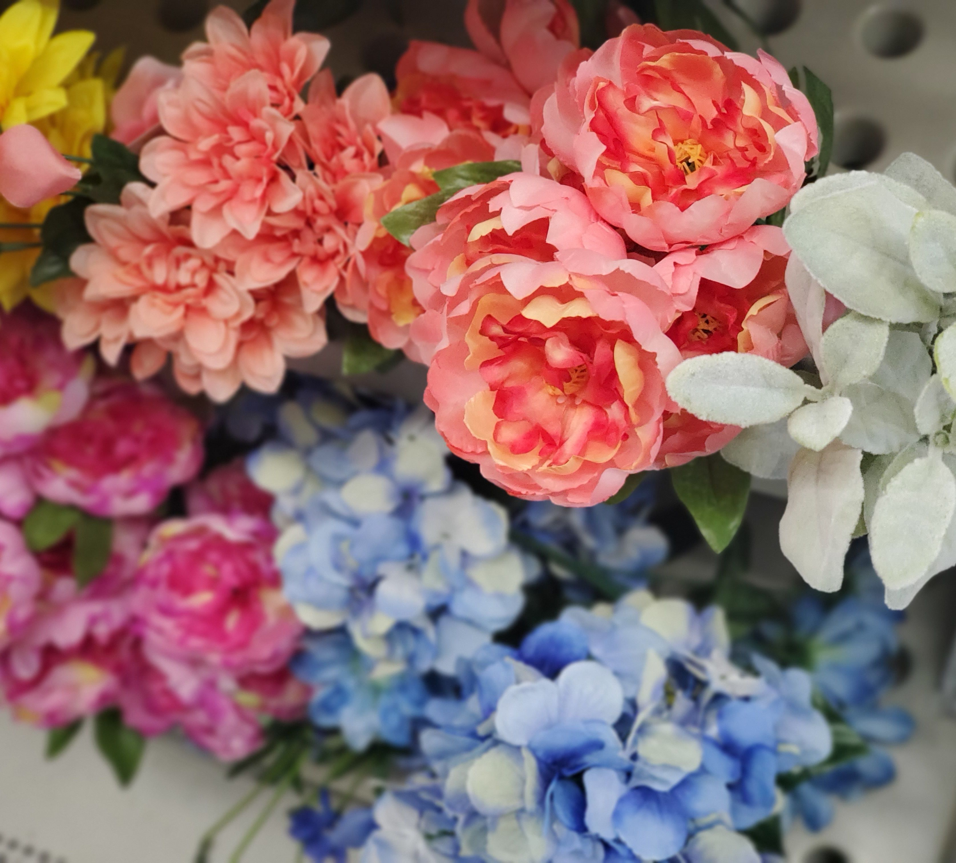 [ColoSach]-colorful-artificial-flower-bouquet-showcasing-pink,-blue,-and-white-hues.