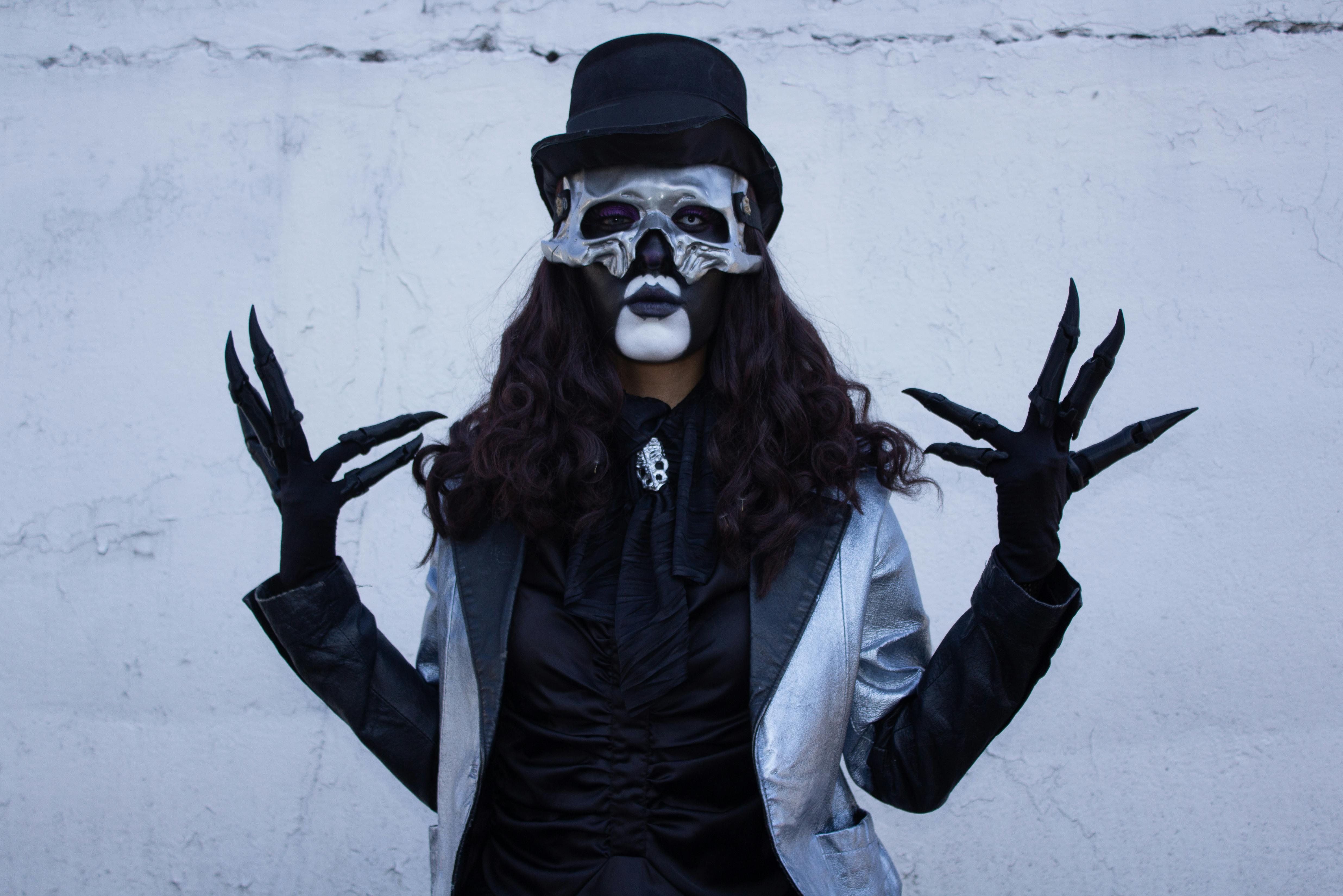 Gratis Misteriosa figura in costume argento e nero con maschera scheletrica e cilindro. Foto a disposizione