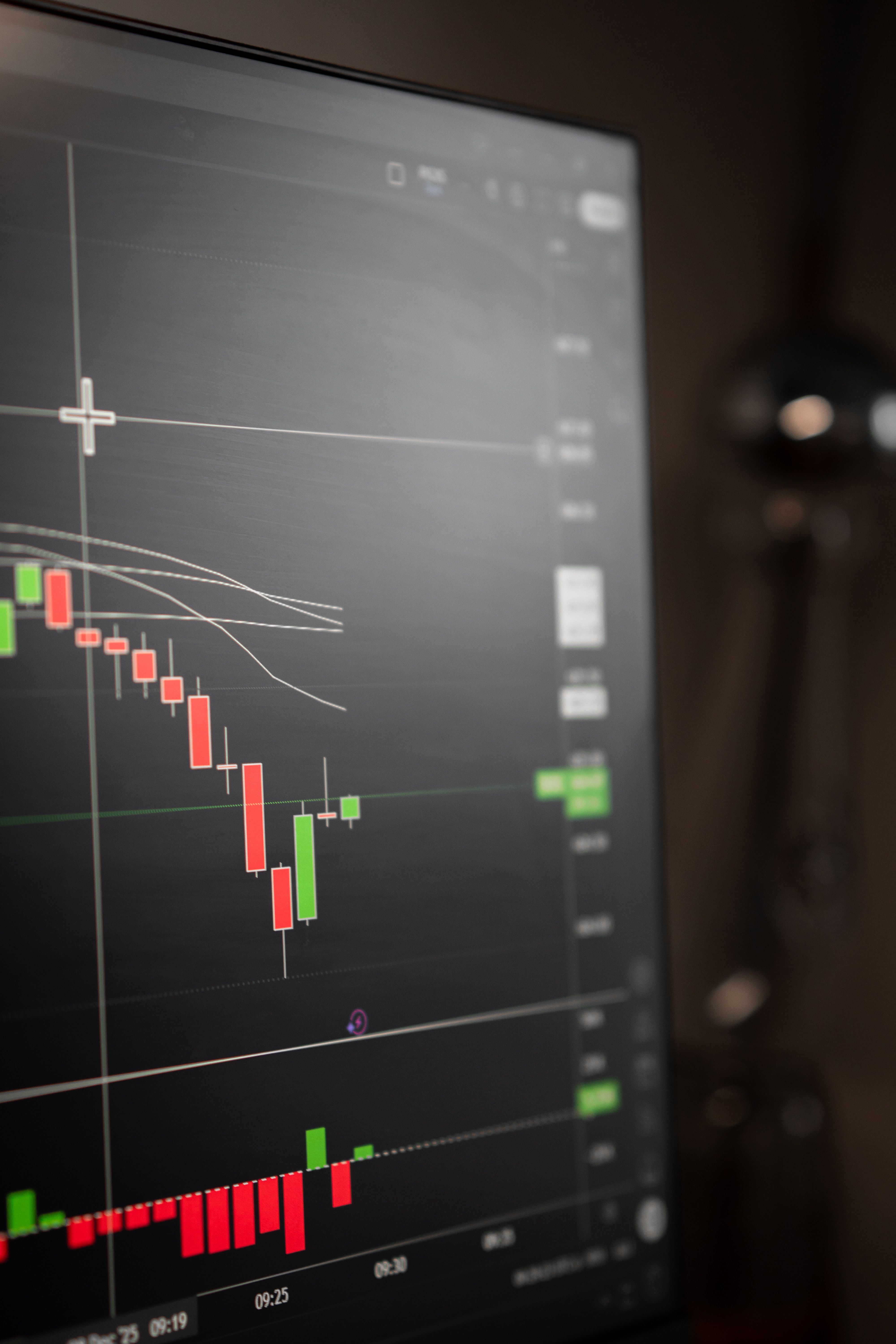 Gratis Vista detallada de un gráfico del mercado de valores en la pantalla de una computadora, mostrando tendencias. Foto de stock
