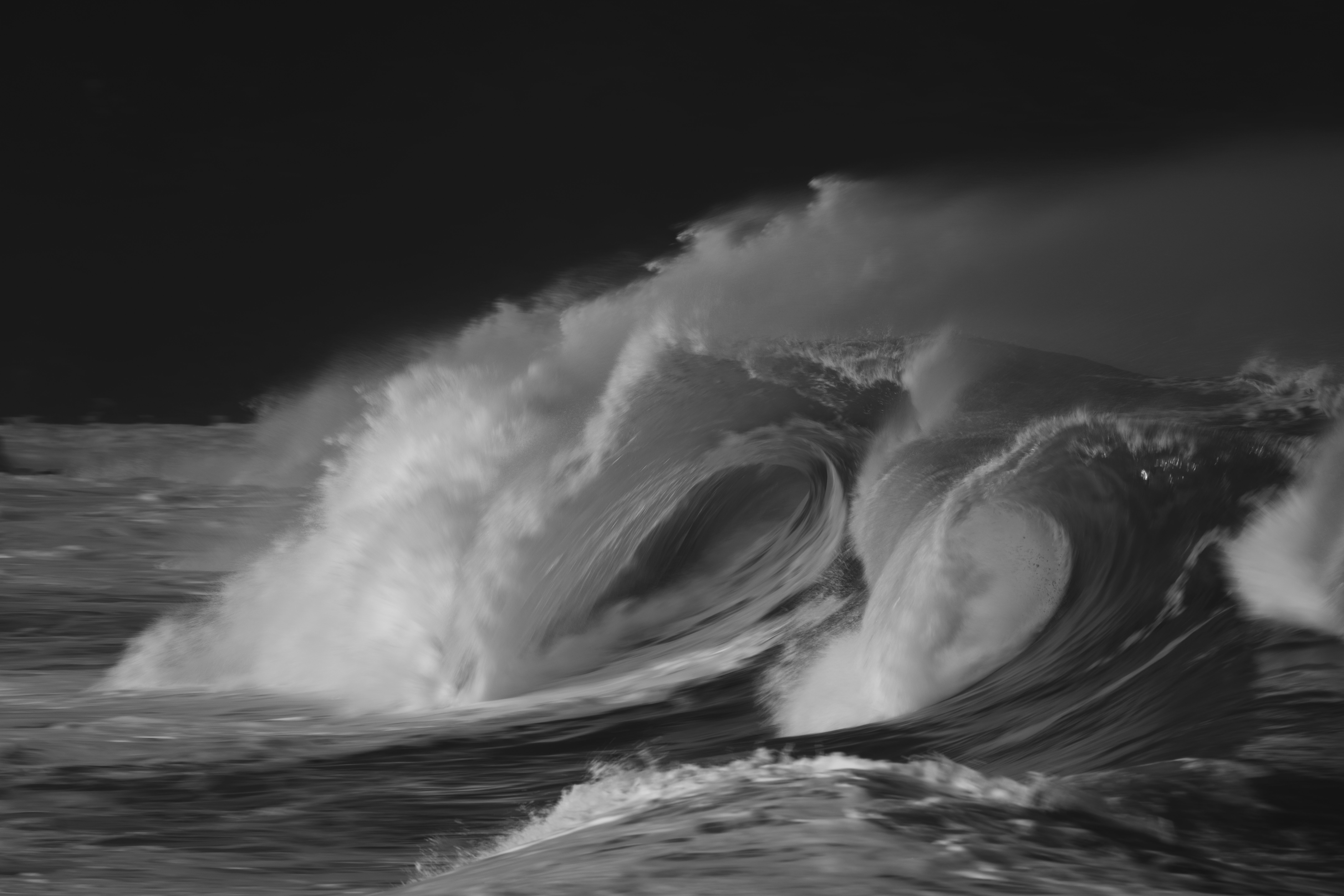 Dramatic Ocean Waves in Black and White · Free Stock Photo