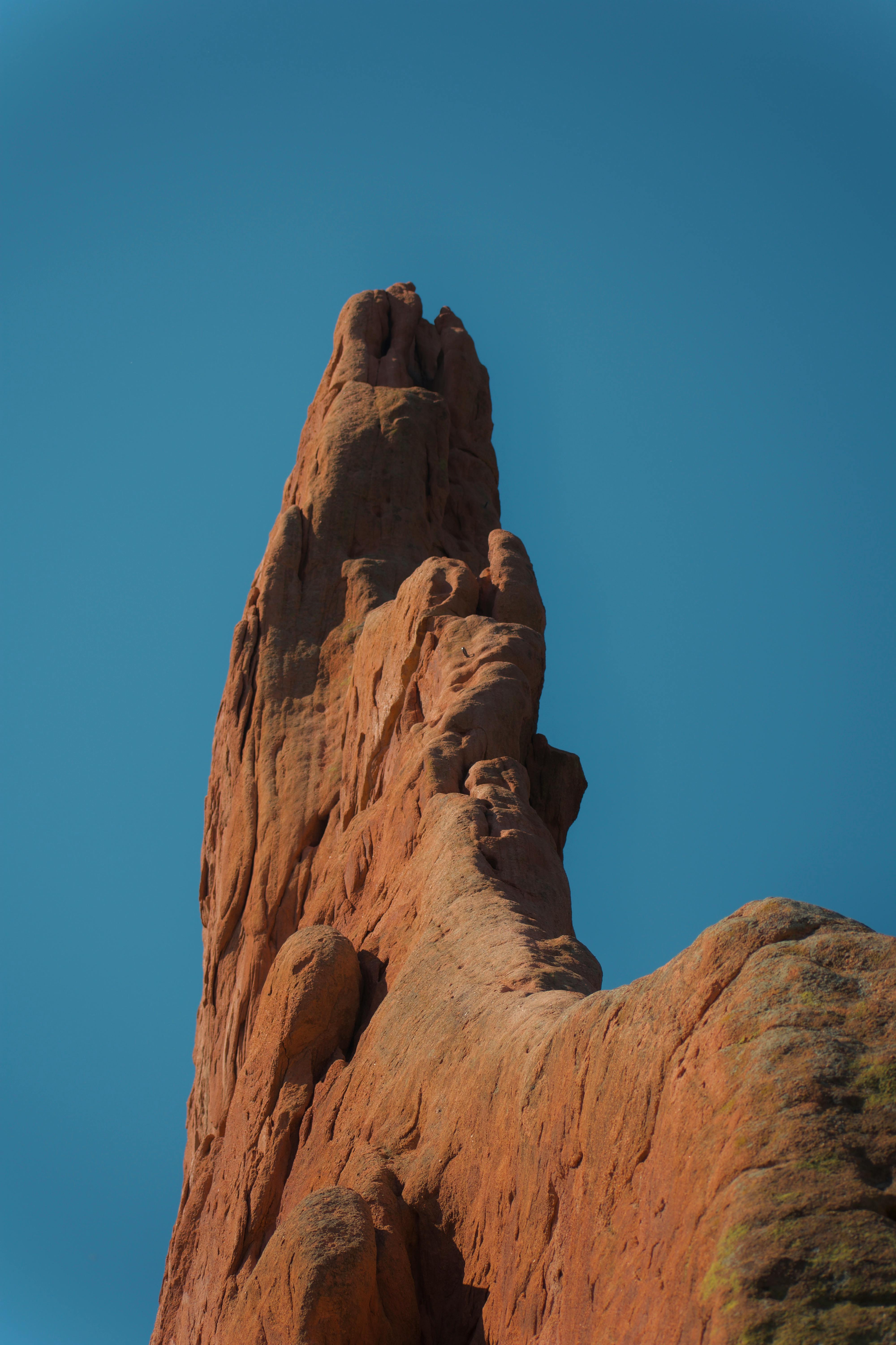 gratis Adembenemende rode rotsformaties die tot aan de helderblauwe lucht reiken, een toonbeeld van de kunst van de natuur. Stockfoto