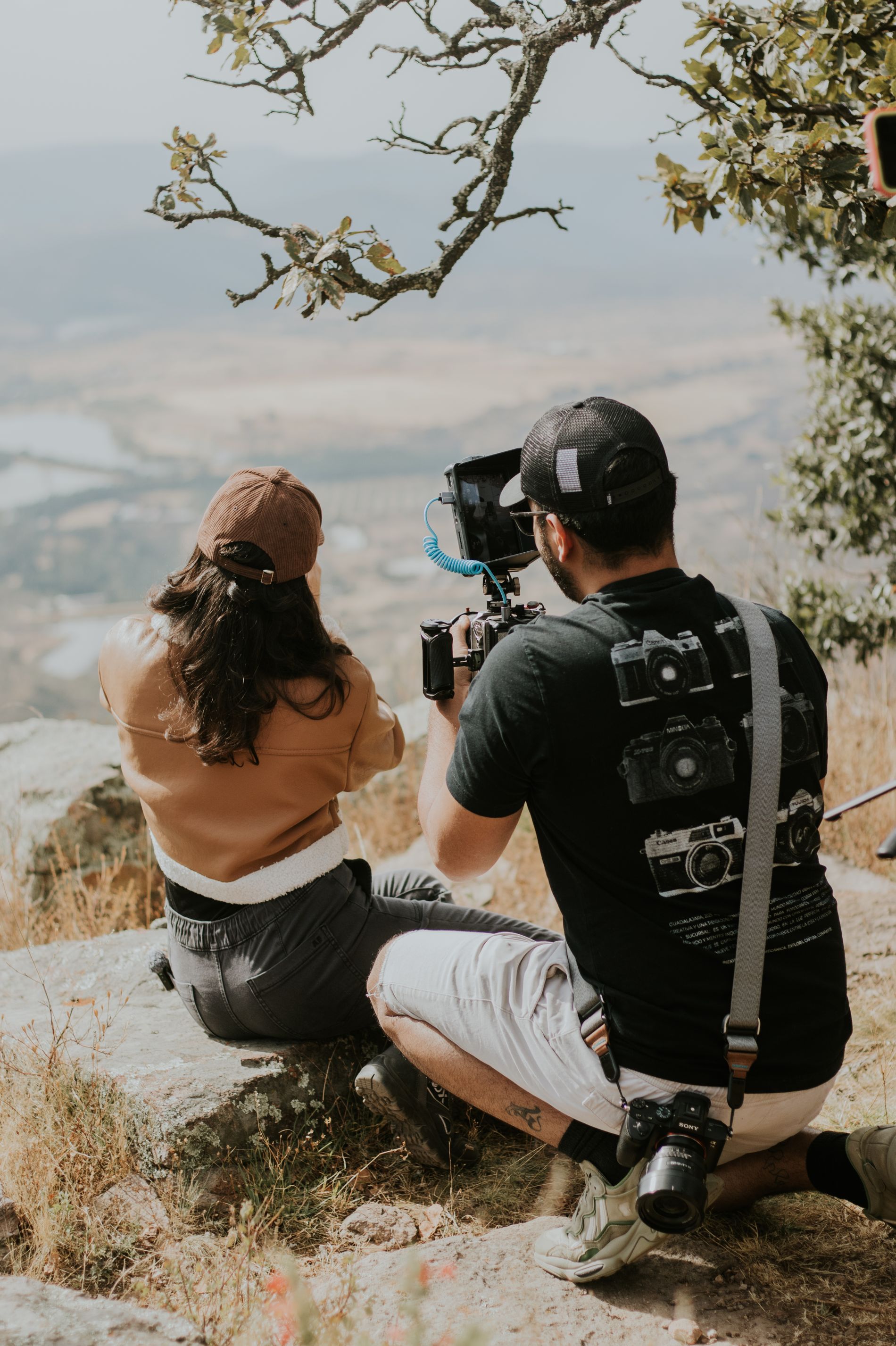 Équipe de production audiovisuelle travaillant en extérieur par une journée lumineuse