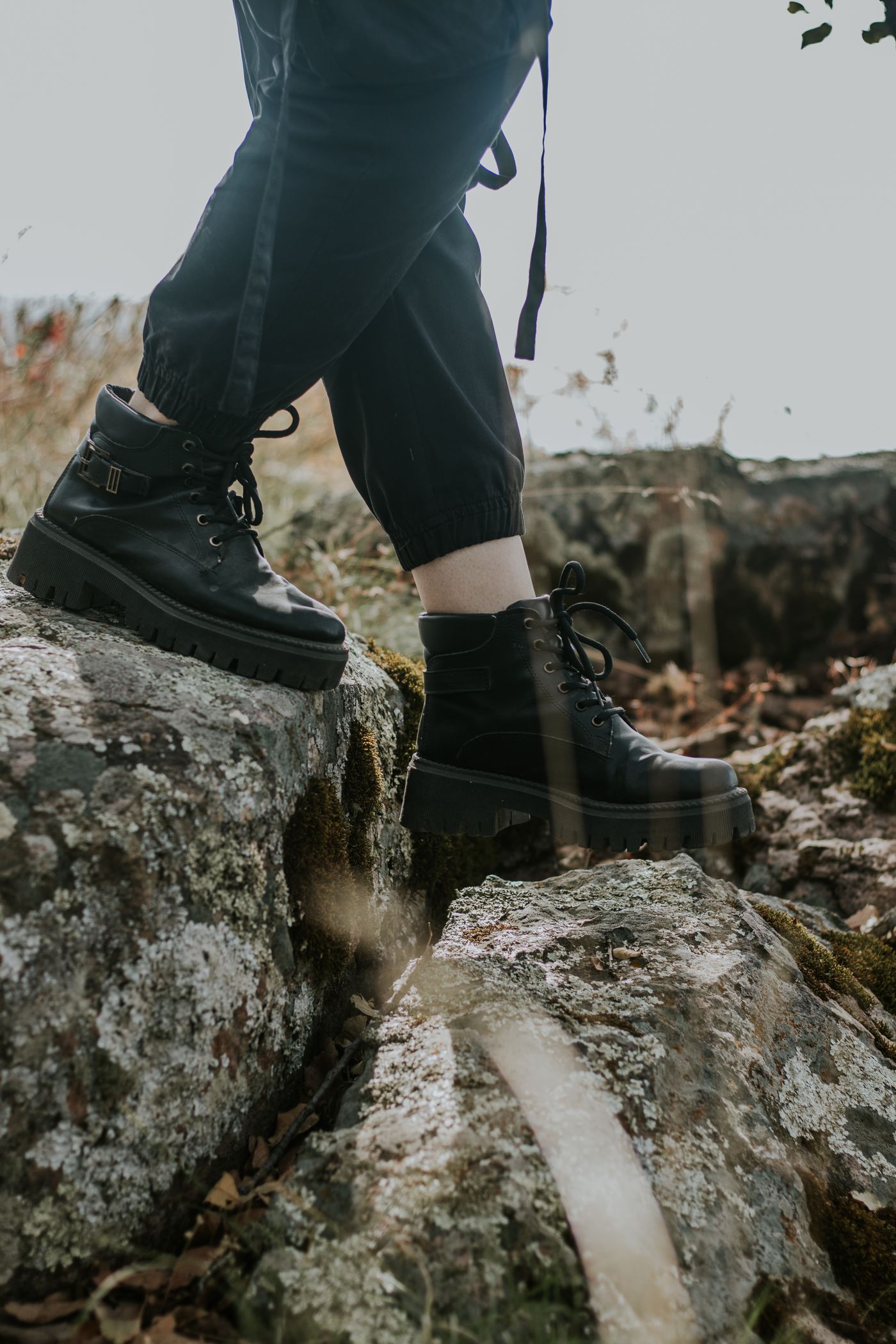 Chaussures de randonnée en gros plan sur terrain rocailleux