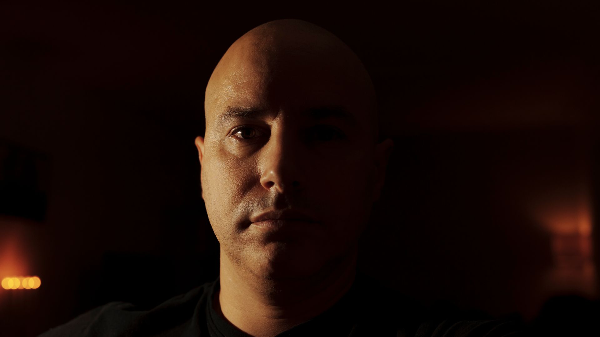 Modafinil Half-Life: Understanding its Duration and Effects A dramatic portrait with half of the face in shadow, creating a mysterious ambiance.