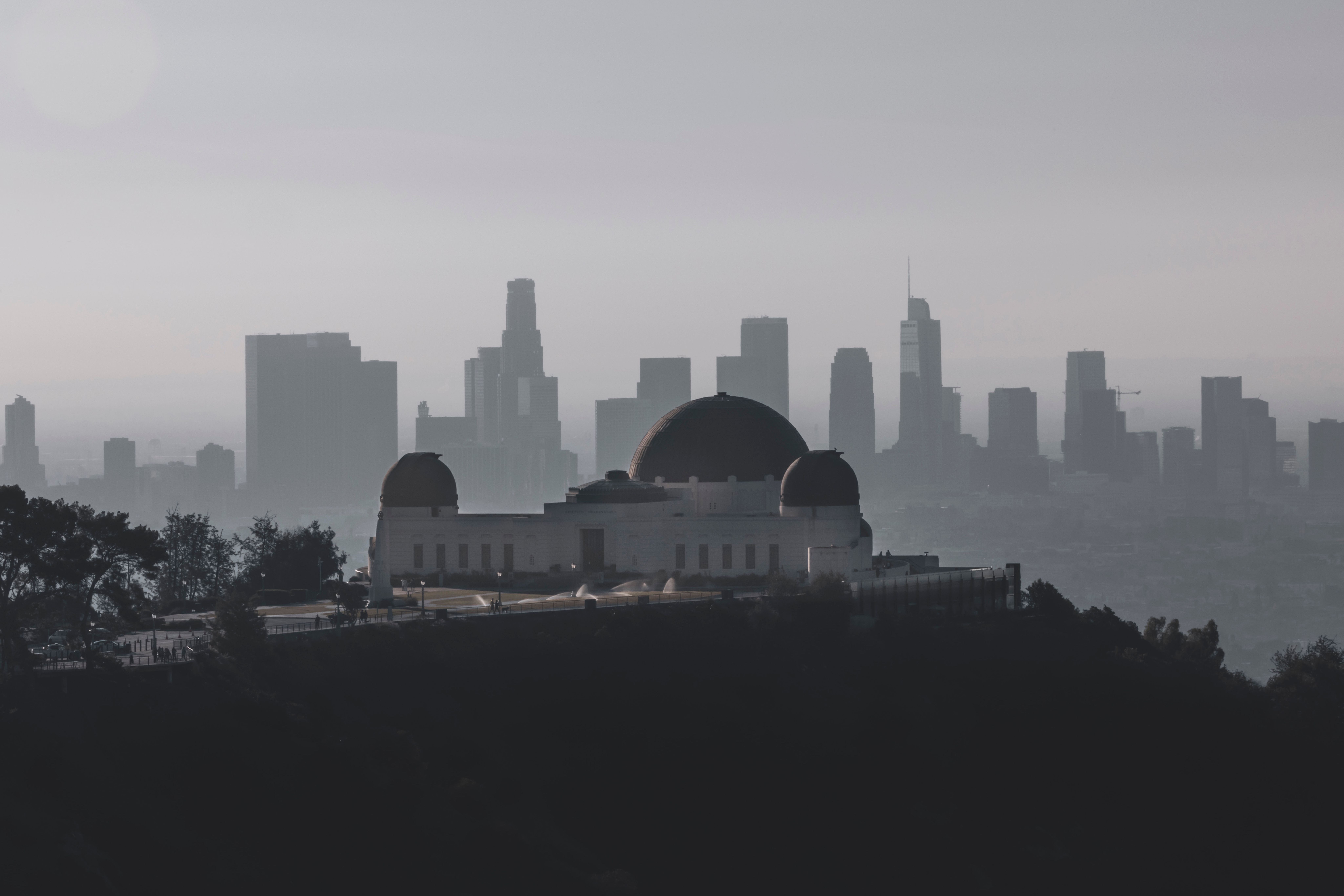 El Observatorio Griffith con el skyline de Los Ángeles al fondo, en Los Ángeles, Estados Unidos.