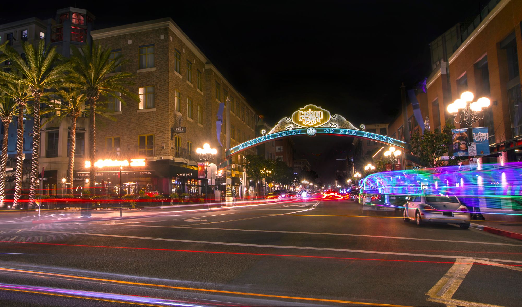 Calle del Gaslamp Quarter de San Diego con edificios históricos y letreros luminosos