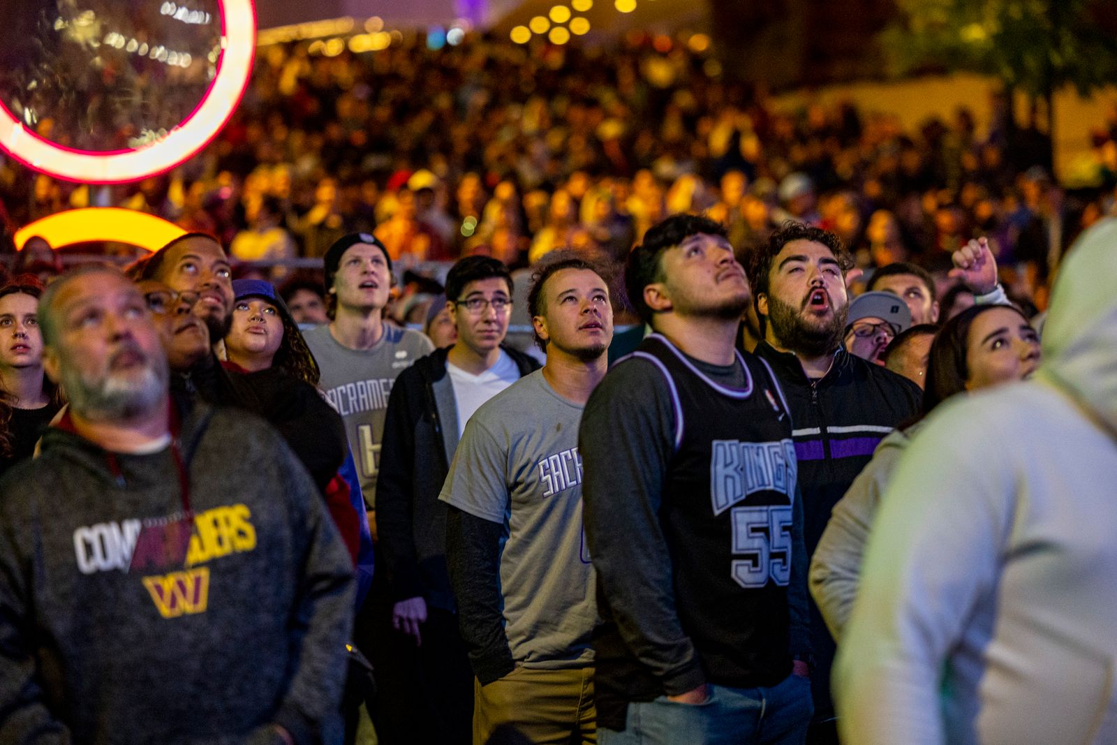 Público acompanha atentamente um evento esportivo noturno