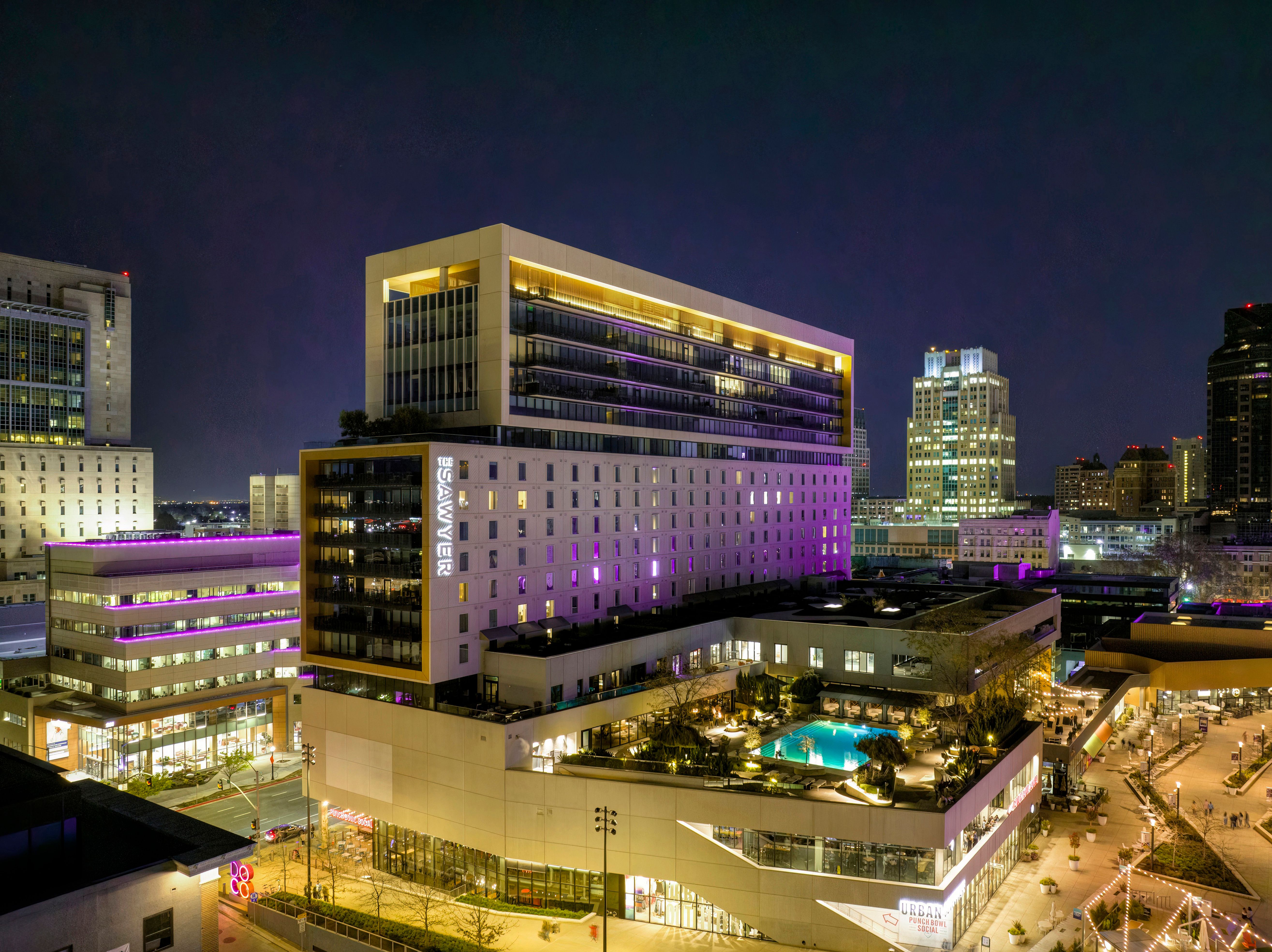 Marriott Bonvoy luxury hotel lobby — elite loyalty program with points, suite upgrades and lounge access at 9,000+ properties worldwide