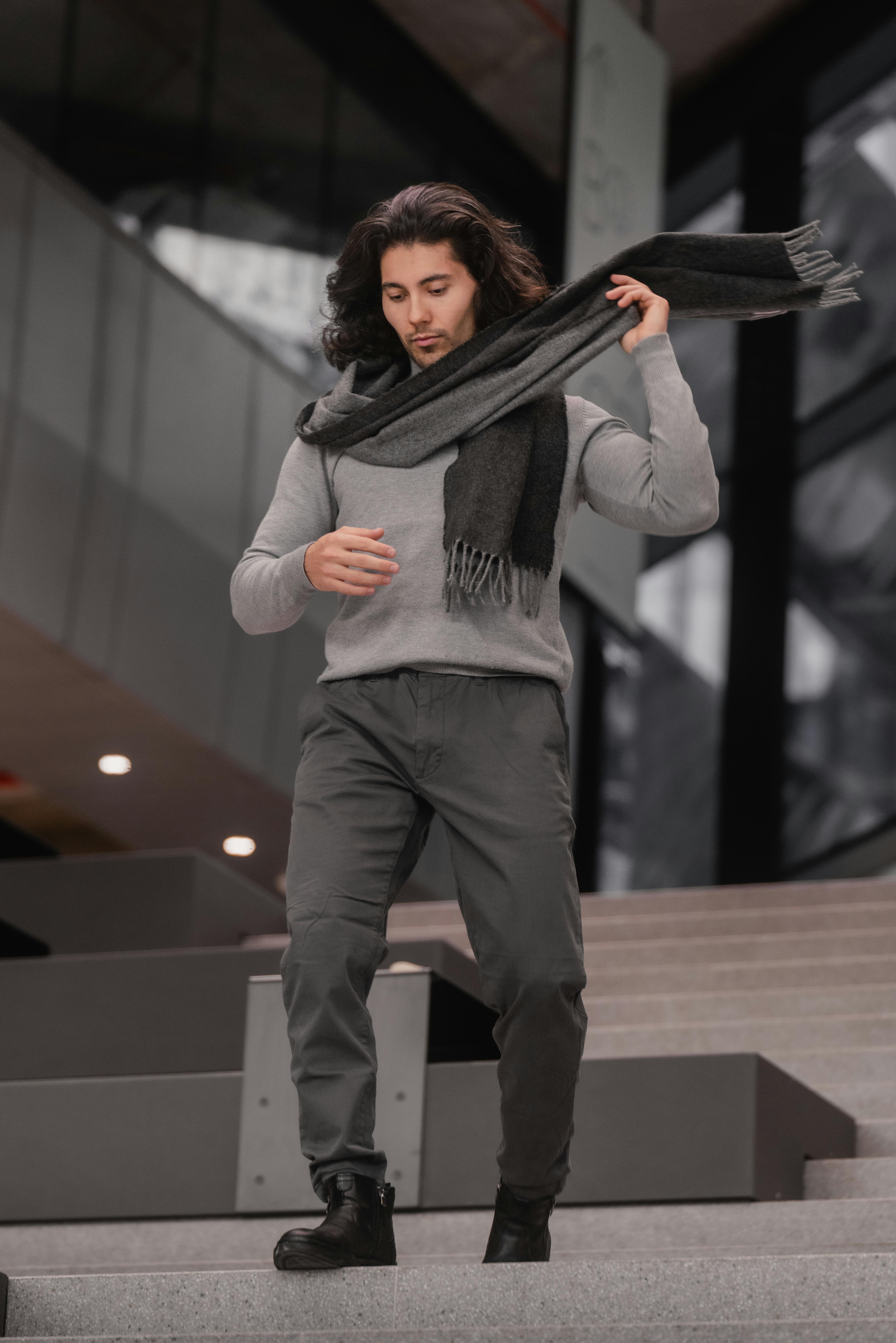 Kostnadsfria Snygg man går ner för trapporna i Wien och visar upp modern streetstyle-mode. Stock foto