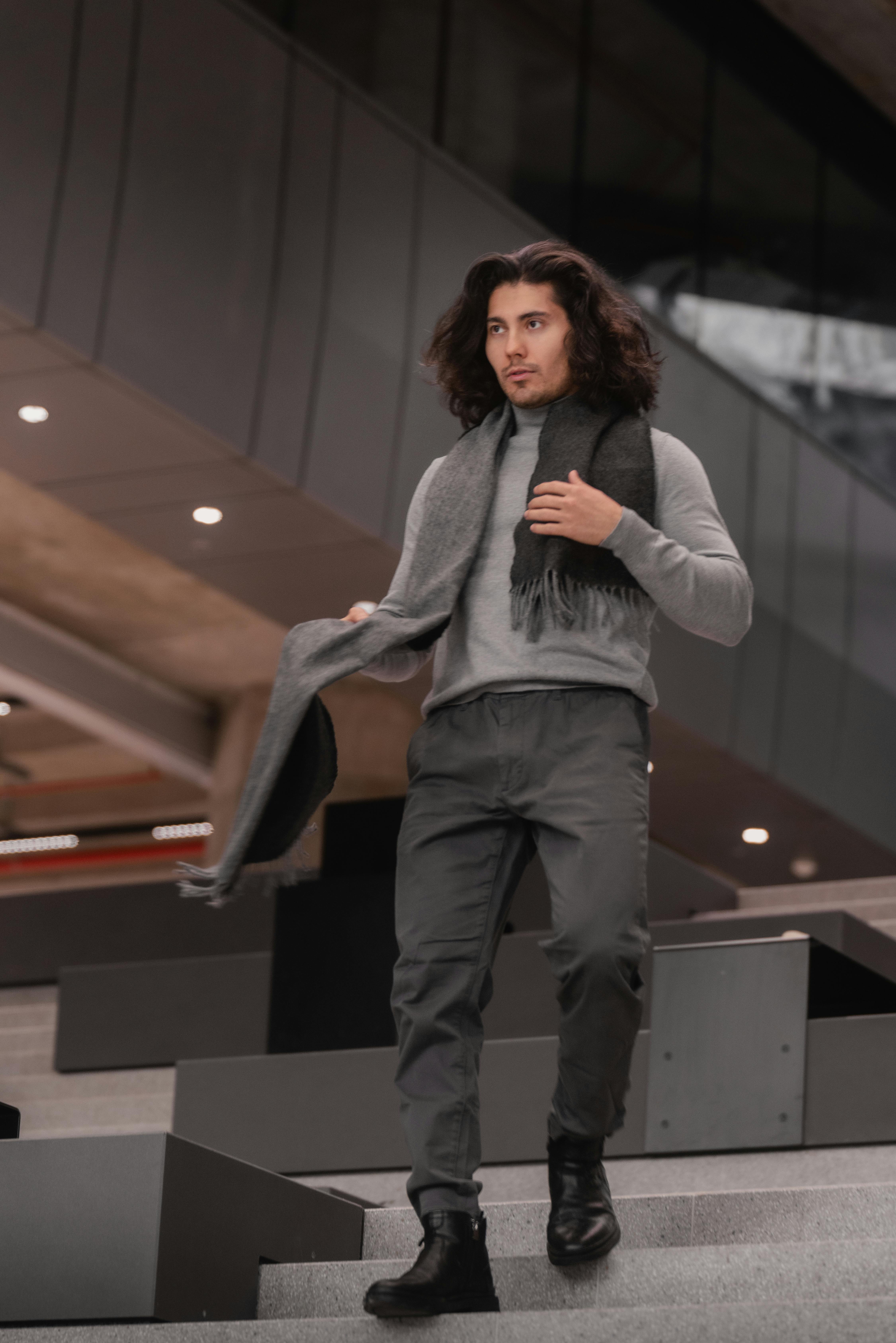 Zadarmo Módny mladý muž vo Viedni, ktorý predvádza moderný pouličný štýl. Fotka z fotobanky