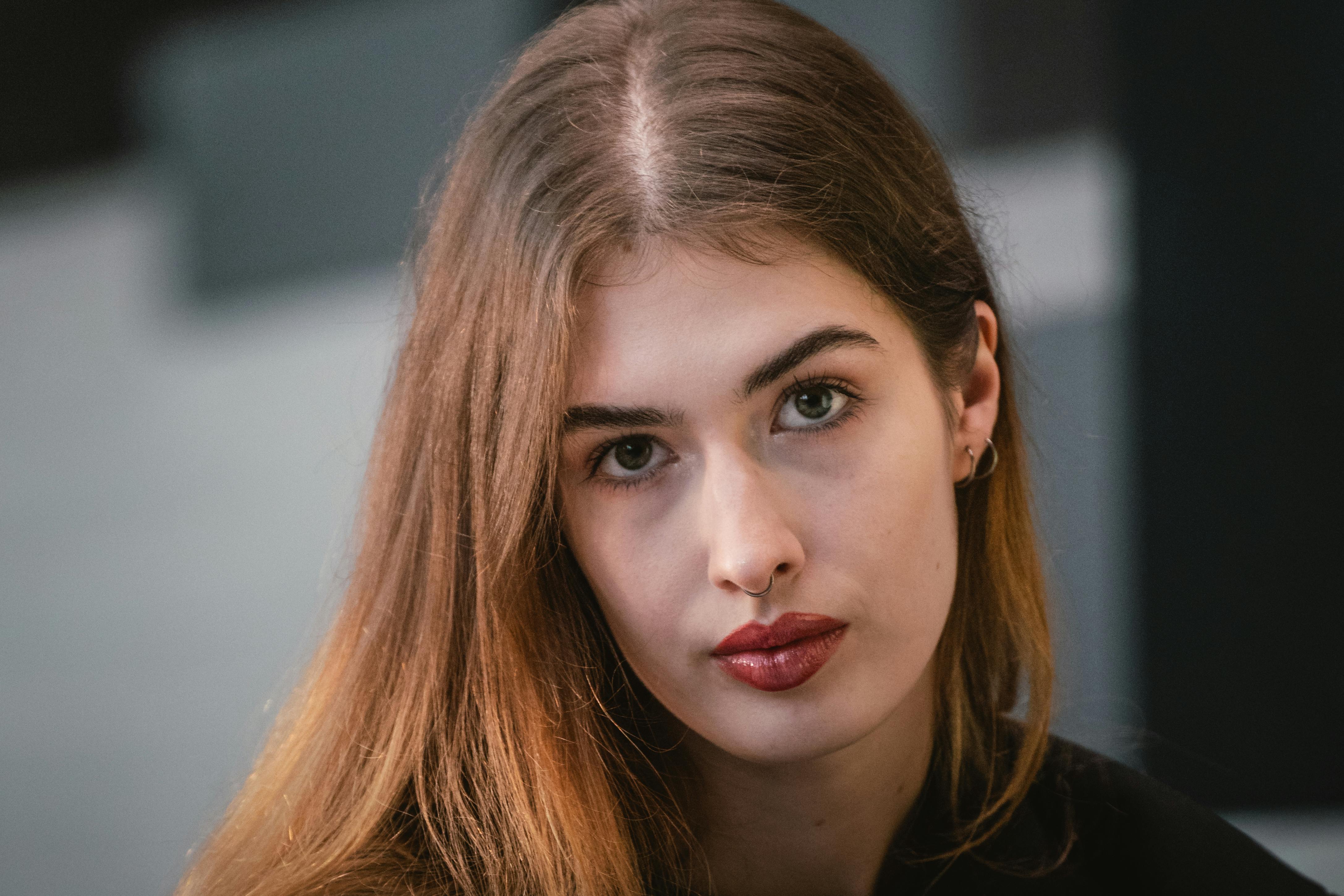 ฟรี ภาพเหมือนอันโดดเด่นของหญิงสาวผมยาวและริมฝีปากสีแดง สะท้อนถึงความสง่างามแบบทันสมัย คลังภาพถ่าย