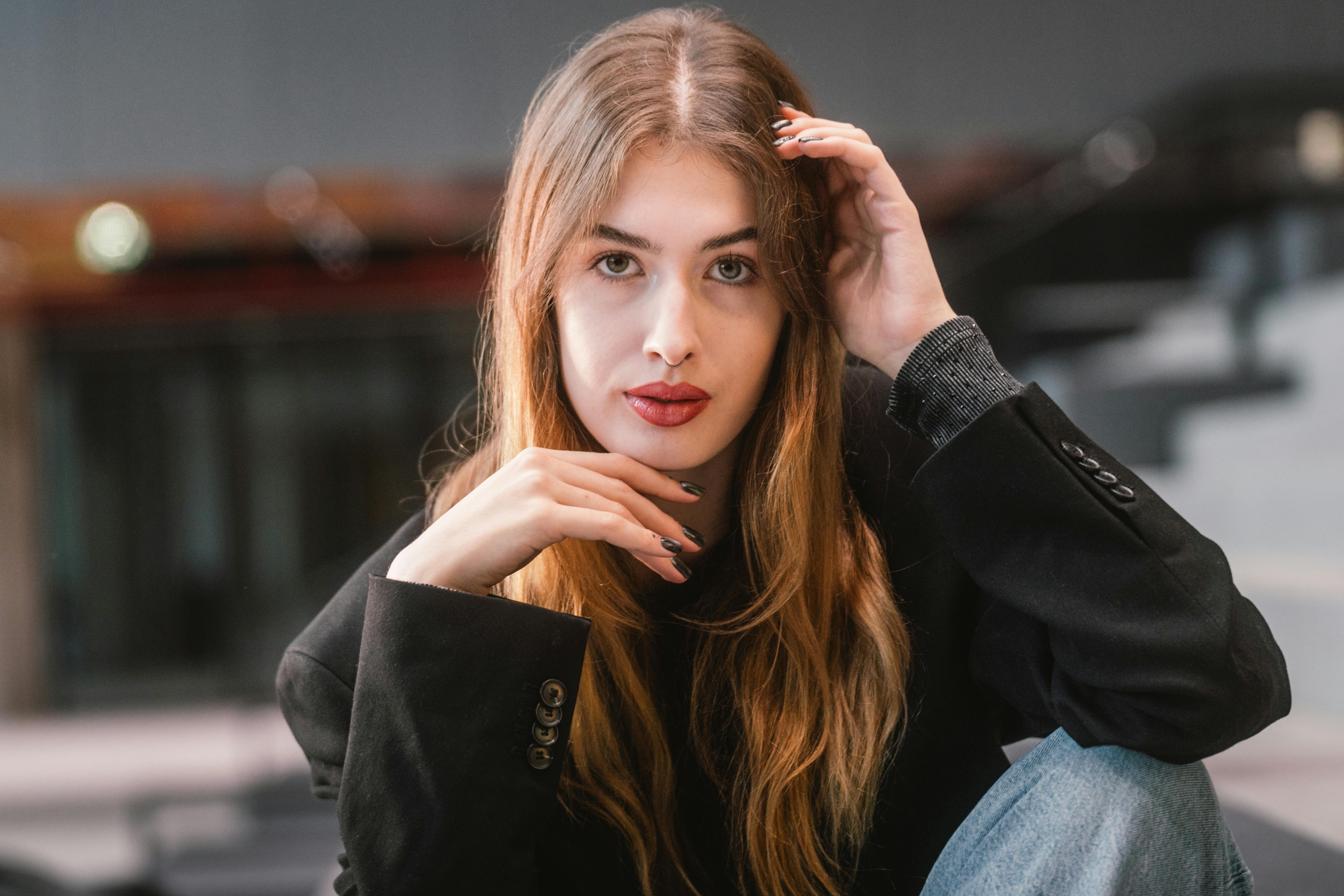 無料 都会の雰囲気の中で自信に満ちたポーズをとるファッショナブルな若い女性。 写真素材