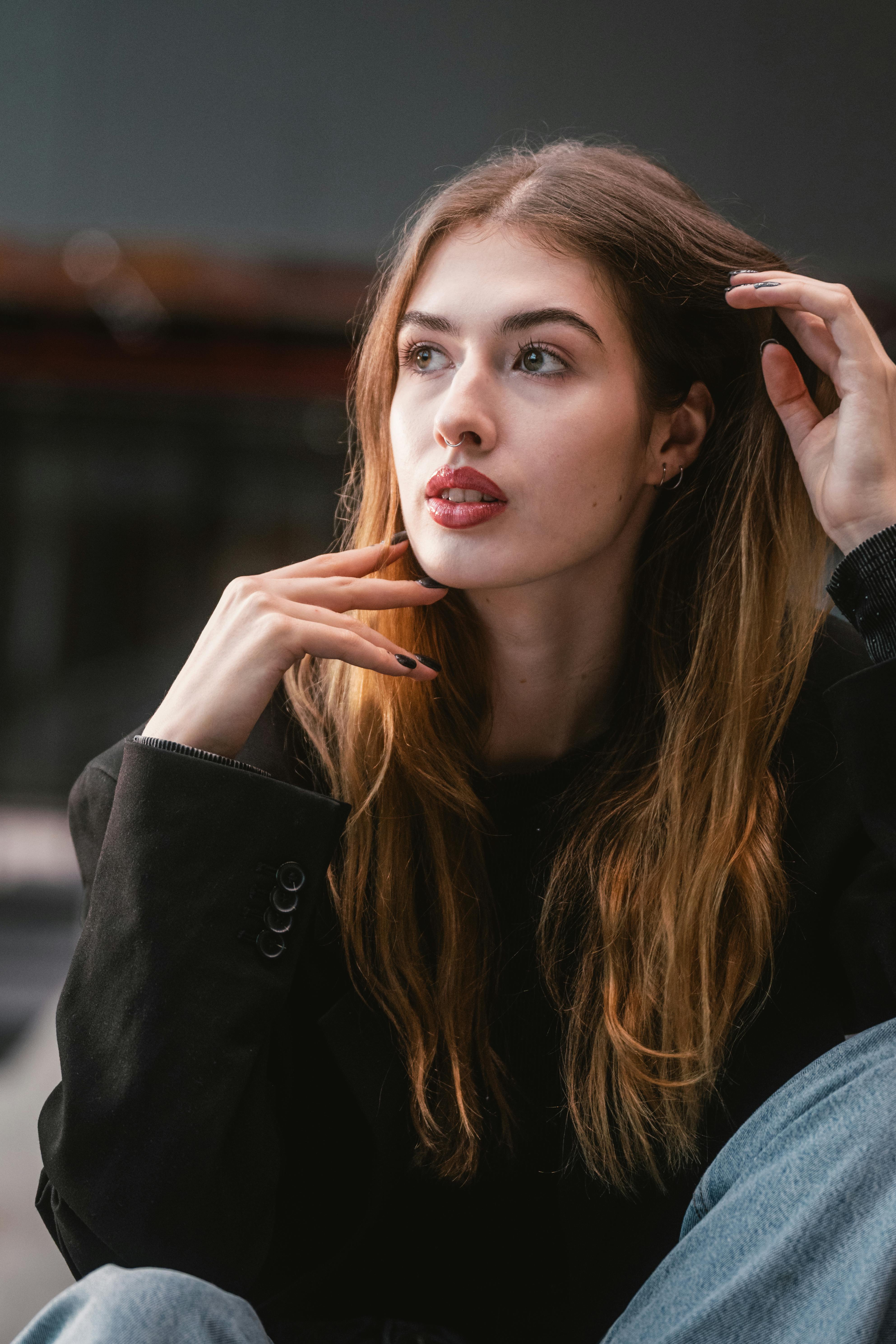 Kostenlos Elegantes Porträt einer Frau in Wien, das moderne Mode und urbanes Flair verkörpert. Stock-Foto