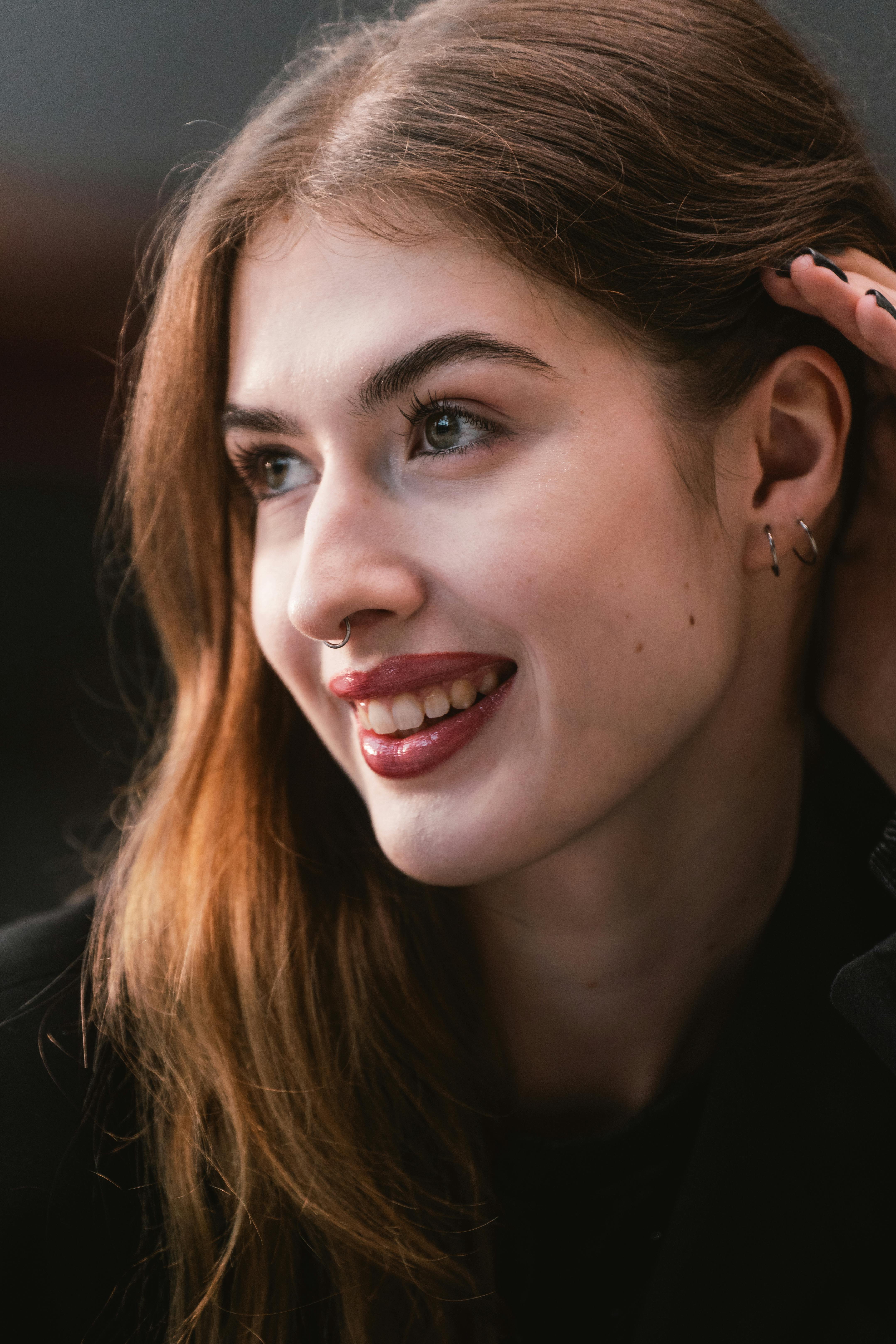 Miễn phí Chân dung cận cảnh một người phụ nữ đang mỉm cười đeo khuyên mũi, chụp tại Vienna. Ảnh lưu trữ