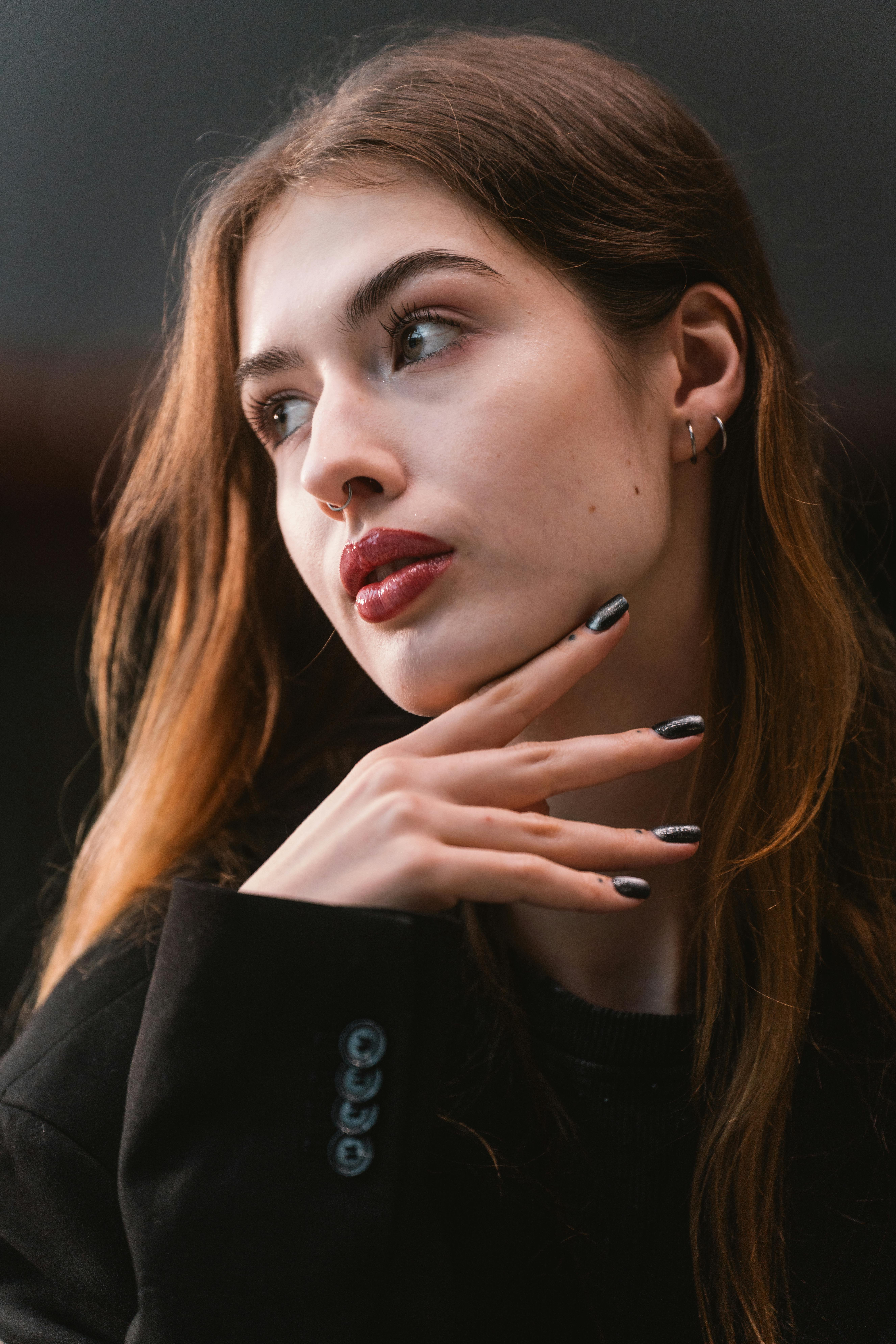 Zadarmo Štýlový portrét ženy, ktorá stelesňuje modernú módu a eleganciu. Fotka z fotobanky