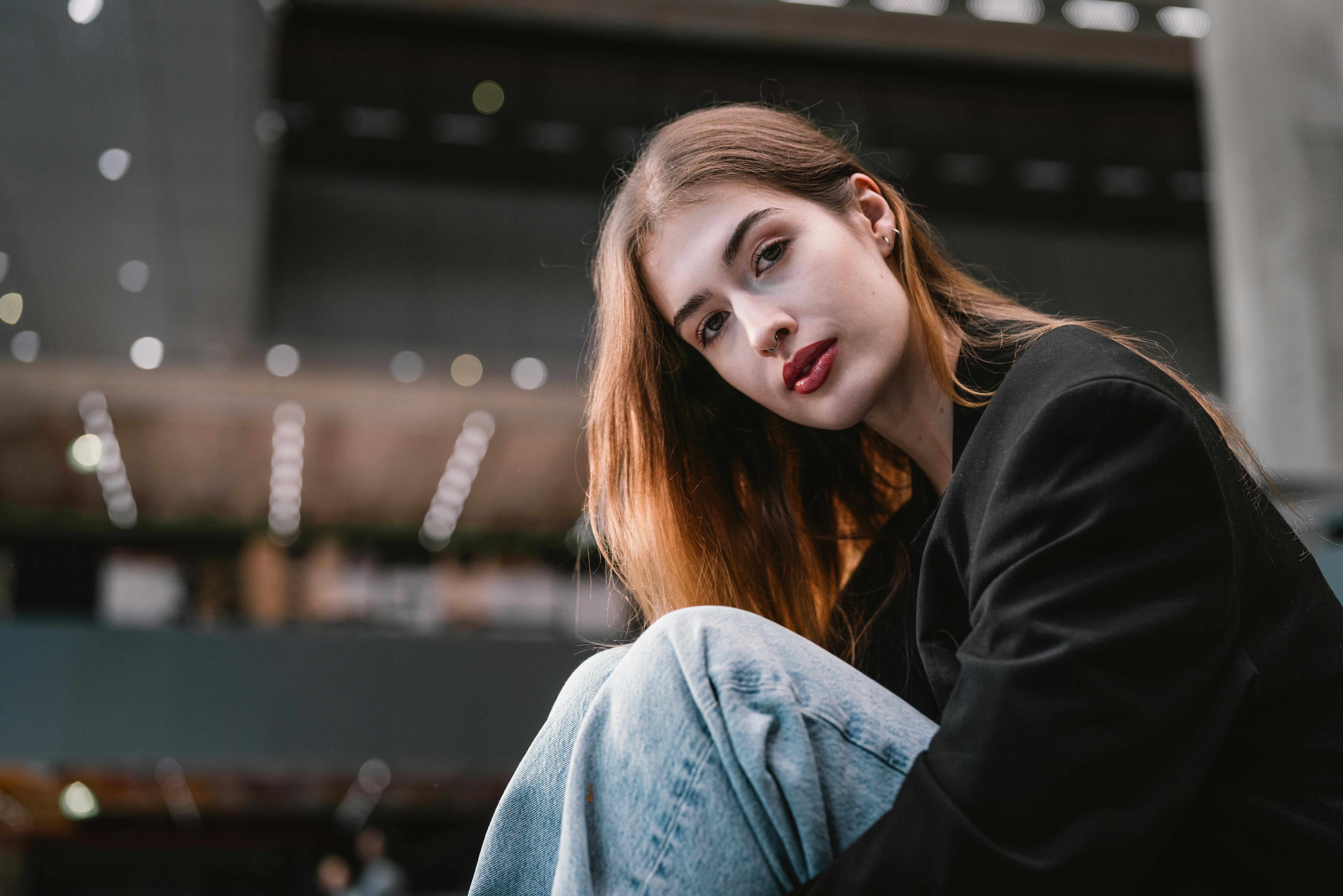 De franc Dona elegant a Viena amb un ambient de moda moderna i teló de fons de ciutat. Foto d'estoc