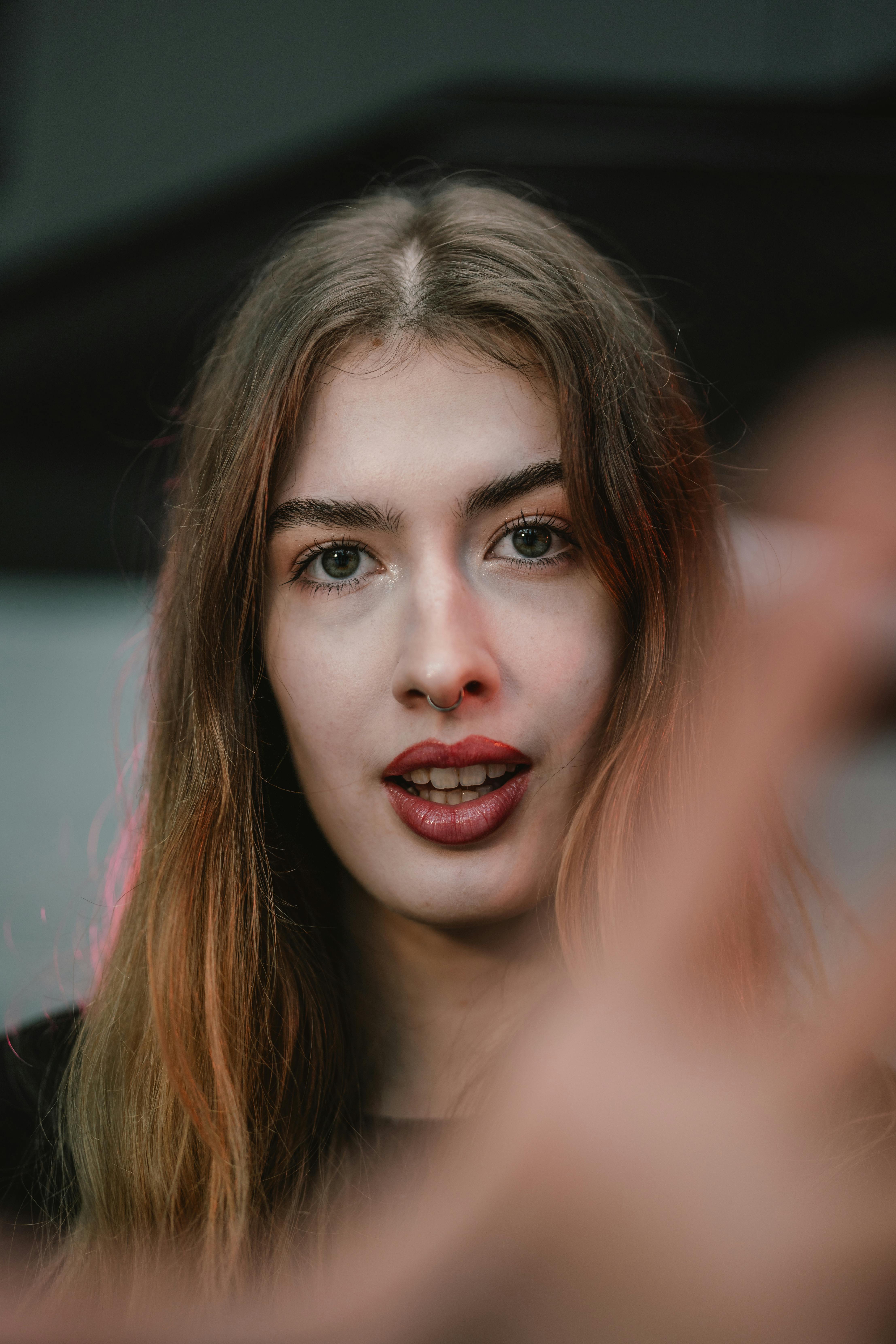 Gratis Un primo piano spontaneo di una donna alla moda a Vienna, che mostra il suo moderno street style. Foto a disposizione