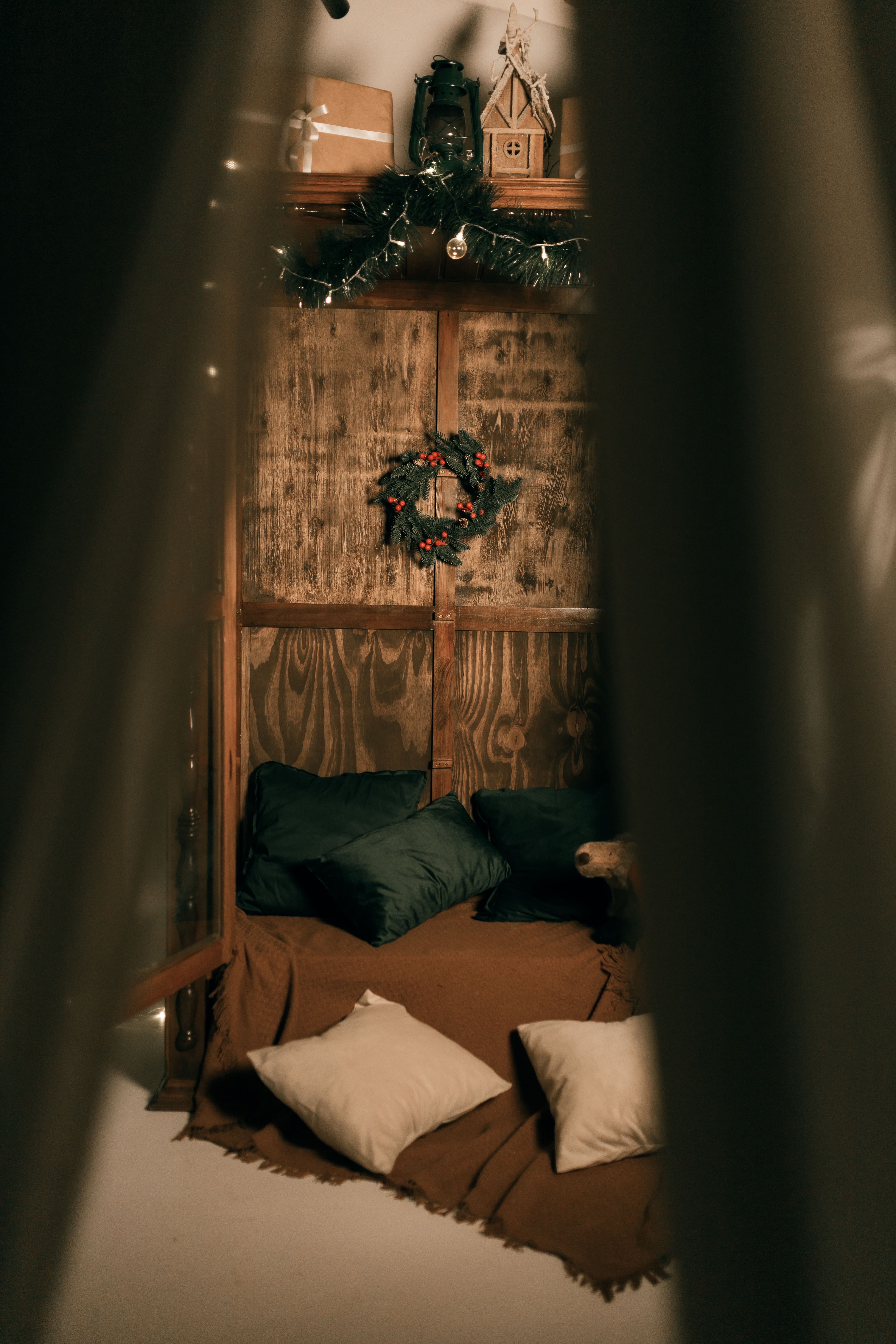 Cozy Indoor Christmas Setting with Wreath · Free Stock Photo