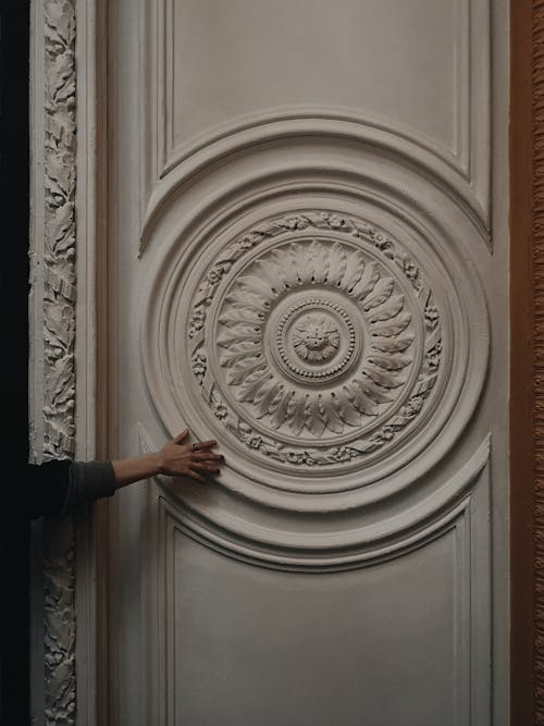 白色鑲板門與雕刻