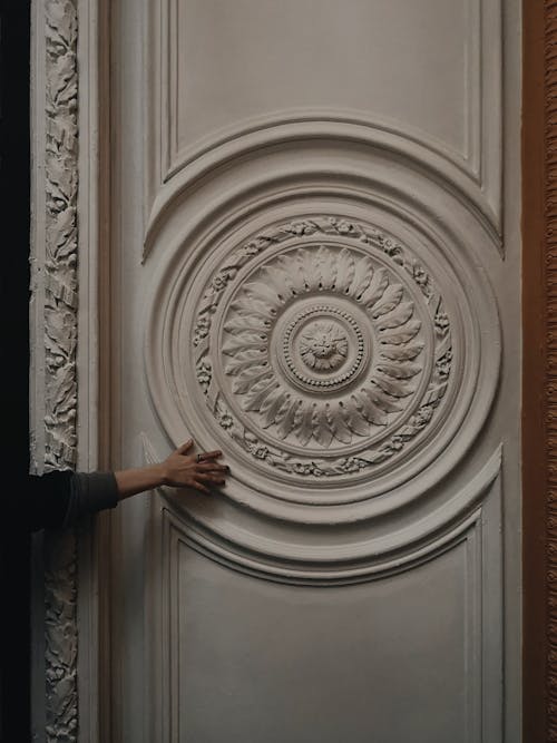 Porte à Panneaux Blancs Avec Des Sculptures